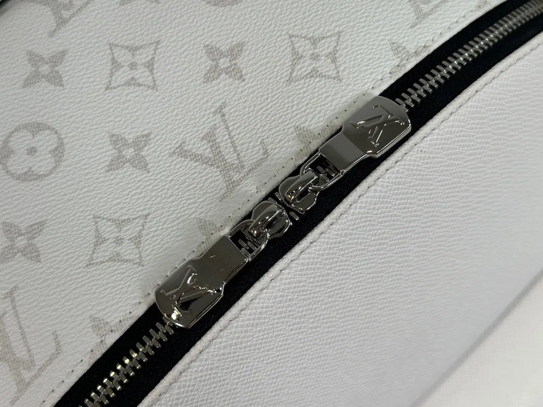 💰940 (first-grain leather) top original single M30953 M30230 white flower DISCOVERY small backpack Discovery small backpack combines Monogram canvas and Taïga leather, m30232 reinterprets the classic campus trend design. White flower cross pattern men's backpack oo[handshake][handshake] The glossy outer layer wraps two inner pockets and an iPad inner pocket, and two adjustable leather shoulder straps ensure comfortable carrying. 40x30x20cm.