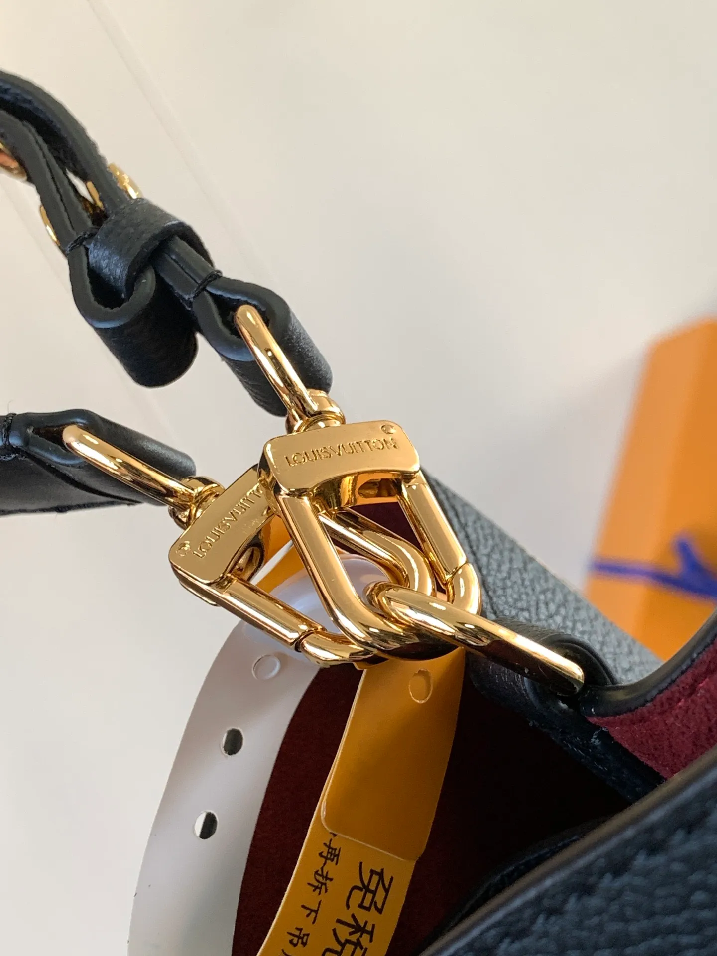 💰1140 (top layer leather) transcoding chip, customized first layer cowhide top original order🔥 M45497 black M45555 apricot color This NéoNoé medium bucket bag has the LV letters and Monogram flowers first printed and dyed and then embossed on the leather to confuse the eye with its eye-catching look. The inner pocket can safely store valuables, and the adjustable shoulder strap can be worn on the shoulder or cross-body. Detailed Features 26.0 x 26.0 x 17.5 cm (L x H x W) Embossed grained cowhide Grained cowhide trim Microfiber lining Metal hardware Central zip pocket Compartment Metal eyelets Shoulder strap: Removable, adjustable Strap Half-length: 31.0 cm Strap half-length adjustable to: 54.0 cm Handle: Single handle
