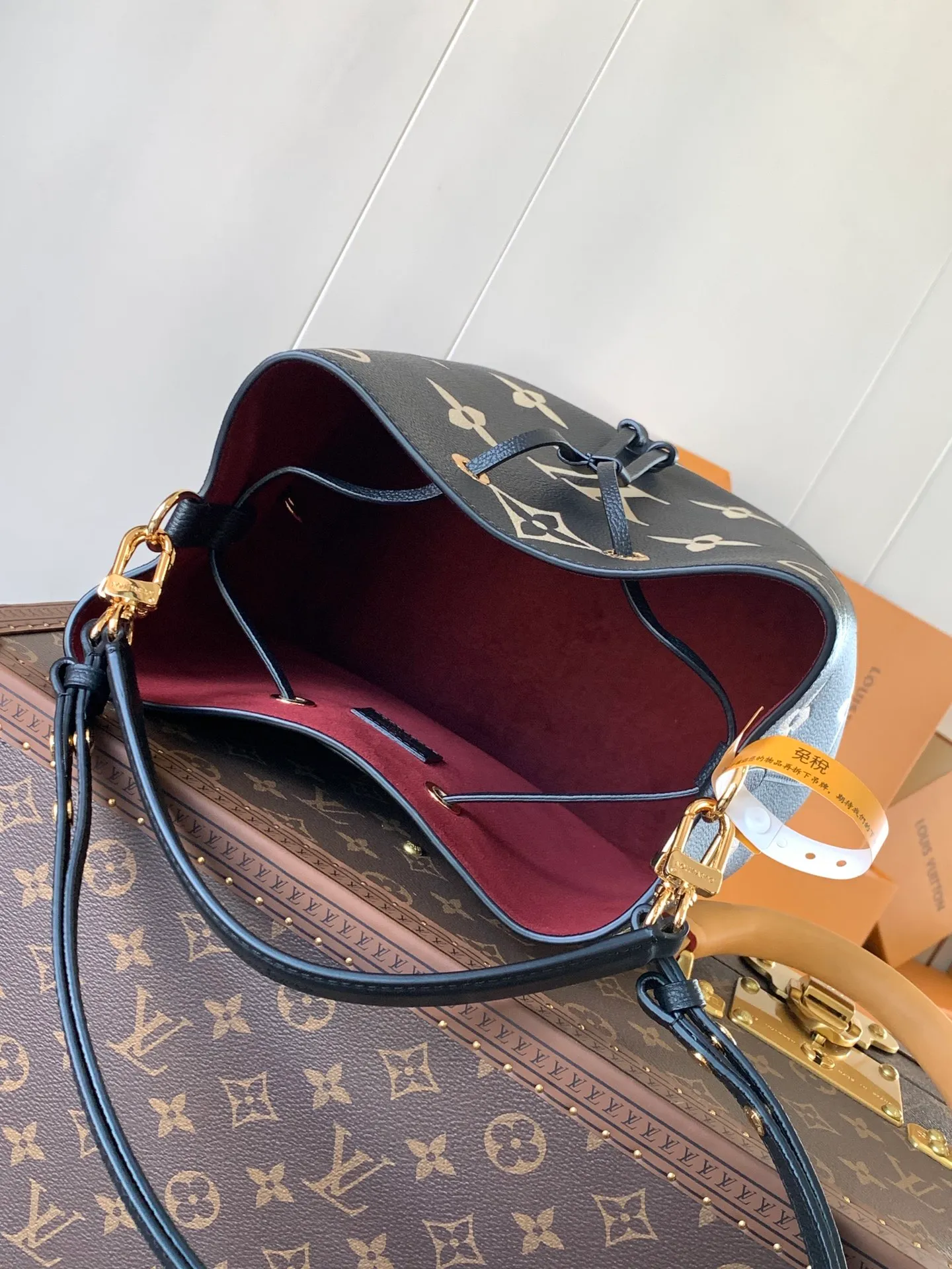 💰1140 (top layer leather) transcoding chip, customized first layer cowhide top original order🔥 M45497 black M45555 apricot color This NéoNoé medium bucket bag has the LV letters and Monogram flowers first printed and dyed and then embossed on the leather to confuse the eye with its eye-catching look. The inner pocket can safely store valuables, and the adjustable shoulder strap can be worn on the shoulder or cross-body. Detailed Features 26.0 x 26.0 x 17.5 cm (L x H x W) Embossed grained cowhide Grained cowhide trim Microfiber lining Metal hardware Central zip pocket Compartment Metal eyelets Shoulder strap: Removable, adjustable Strap Half-length: 31.0 cm Strap half-length adjustable to: 54.0 cm Handle: Single handle
