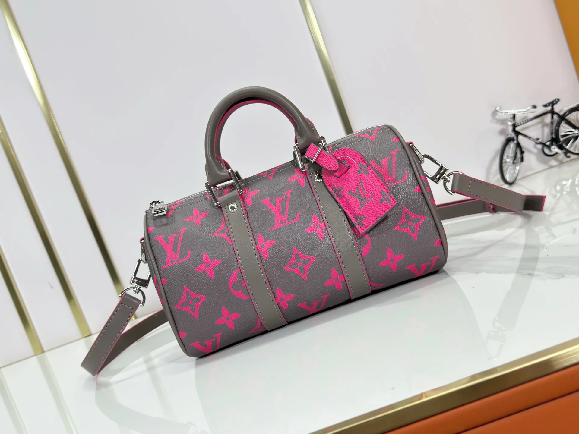 P240 Upgraded Original M14989 Fluorescent Blue, Gray M46271 Black Flower Pillow Bag This Keepall 25 handbag is made of Monogram Eclipse Reverse canvas, showing an elegant reinterpretation of Louis Vuitton's classic pattern. The reinforced straps and leather nameplate continue the iconic elements of the Keepall series, and the zipper closure keeps personal items safe and secure. Dimensions: 25.0 x 15.0 x 11.0cm (Length x Height x Width)