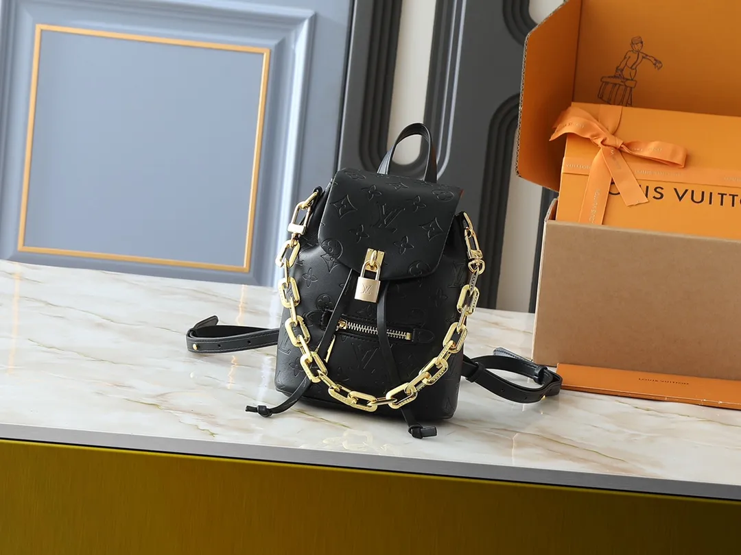 💰260💰Upgraded from the original M13357 M13358 M13387 M13389 This Coussin Backpack mini handbag is made of Monogram leather with a lightweight structure and a detachable Coussin chain. The sleek metal LV padlock ensures your everyday needs are secure and can be worn on the shoulder, on the shoulder or in the hand. Dimensions: 15.0 x 20.0 x 7.5 cm (length x height x width)