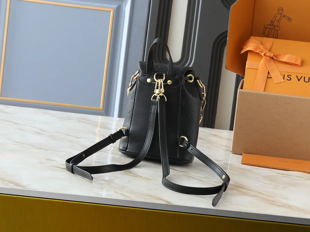 💰260💰Upgraded from the original M13357 M13358 M13387 M13389 This Coussin Backpack mini handbag is made of Monogram leather with a lightweight structure and a detachable Coussin chain. The sleek metal LV padlock ensures your everyday needs are secure and can be worn on the shoulder, on the shoulder or in the hand. Dimensions: 15.0 x 20.0 x 7.5 cm (length x height x width)