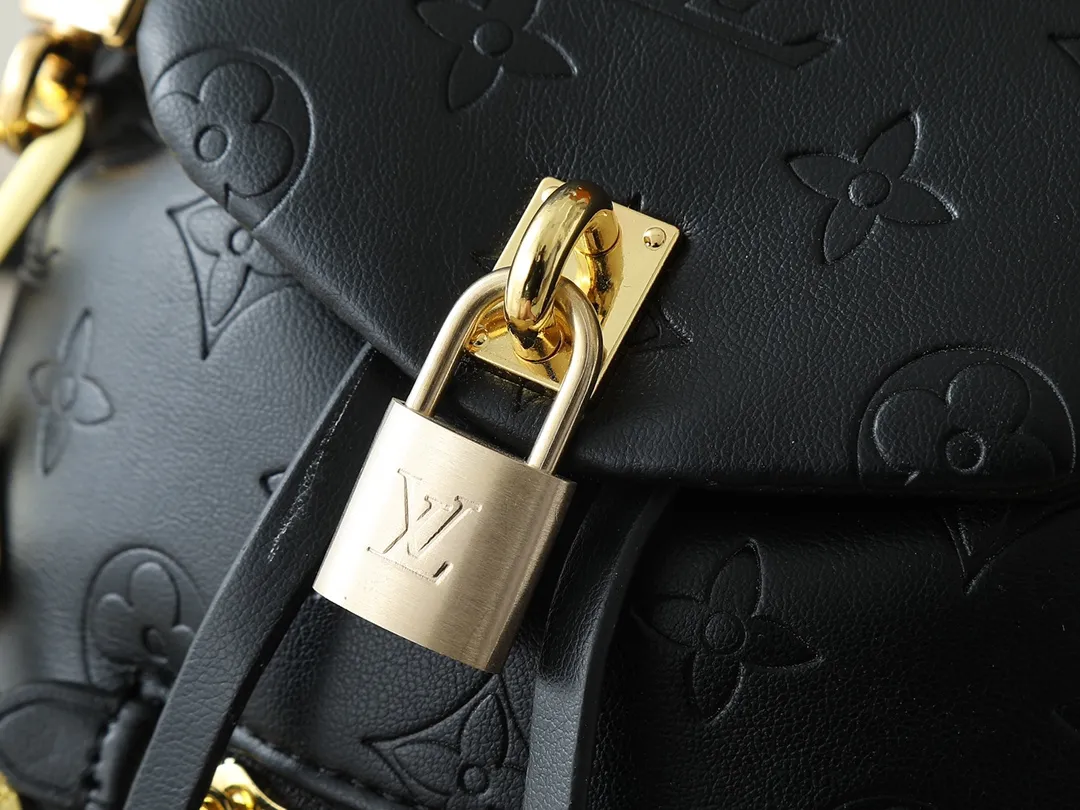 💰260💰Upgraded from the original M13357 M13358 M13387 M13389 This Coussin Backpack mini handbag is made of Monogram leather with a lightweight structure and a detachable Coussin chain. The sleek metal LV padlock ensures your everyday needs are secure and can be worn on the shoulder, on the shoulder or in the hand. Dimensions: 15.0 x 20.0 x 7.5 cm (length x height x width)