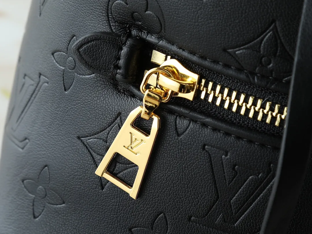 💰260💰Upgraded from the original M13357 M13358 M13387 M13389 This Coussin Backpack mini handbag is made of Monogram leather with a lightweight structure and a detachable Coussin chain. The sleek metal LV padlock ensures your everyday needs are secure and can be worn on the shoulder, on the shoulder or in the hand. Dimensions: 15.0 x 20.0 x 7.5 cm (length x height x width)