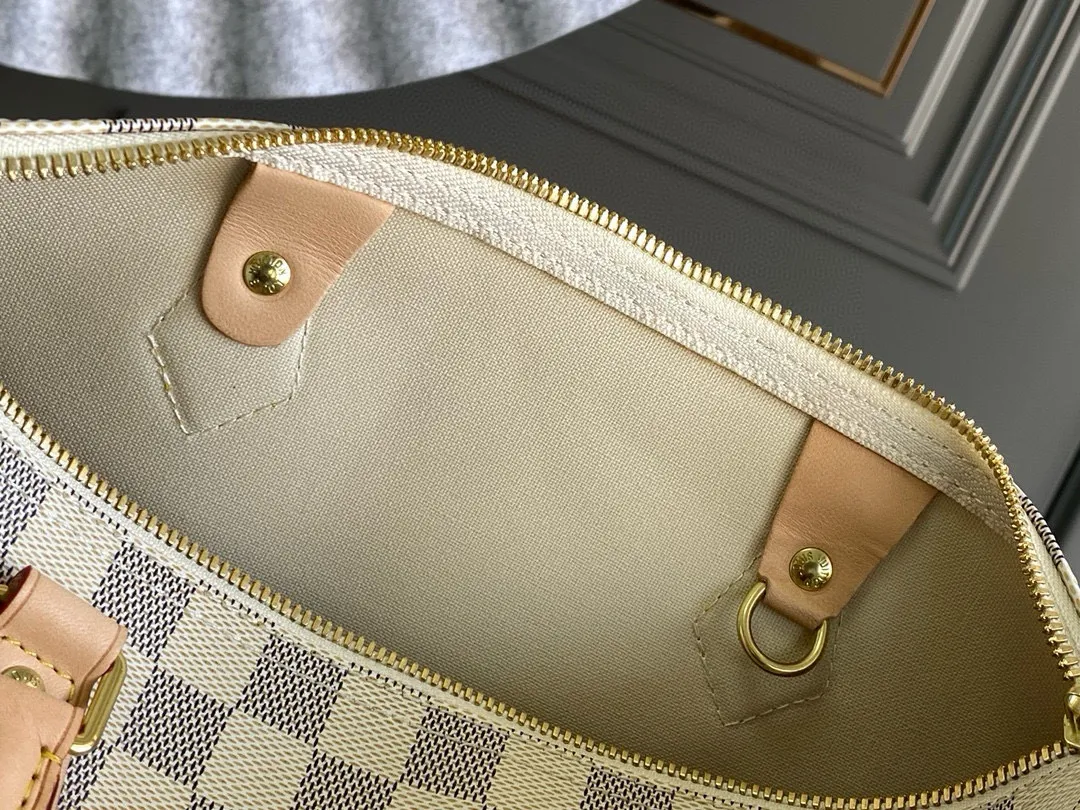💰800 Top original N41373 SPEEDY 30 handbag (with shoulder strap) Every feature of this Speedy handbag is classic: leather handle, Damier Azur canvas. No wonder it has become a particularly popular bag in the world. Originally designed for travelers in 1930 (its name pays homage to the high-speed traffic of the time), the Speedy 30, with its cross-body strap, has become the ideal urban bag - soft, lightweight and classic. Detailed Features 30 x 21 x 17 cm (Length x Height x Width) Shiny gold-tone brass hardware and padlock Lockable double zipper closure Internal pocket D-ring for keys and accessories Soft fabric lining Shoulder strap: removable, adjustable Strap half-length: 48.0 cm Strap half-length adjustable to: 55.0 cm Handle: Double handle