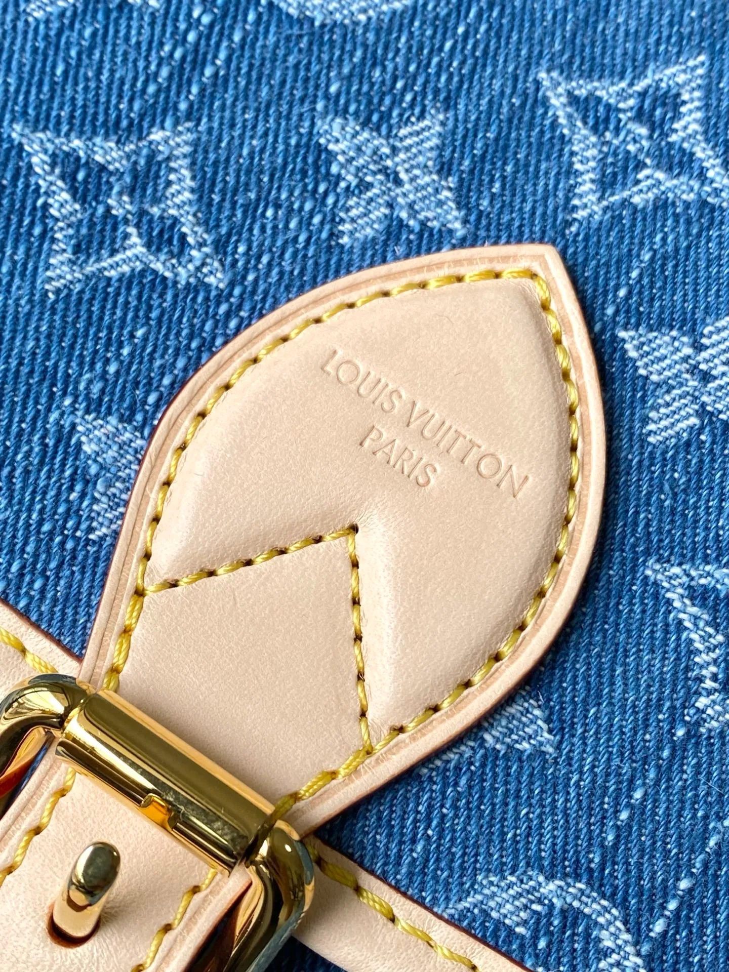 💰1040 Top original order M13070 This Diane handbag is made of classic Monogram denim, decorated with contrasting cow leather trim and dazzling metal parts, using modern touches to interpret the new season interest. The zippered interior pocket keeps valuables secure, and the removable leather shoulder strap allows for a variety of carrying options. Dimensions: 24 × 15 × 9cm
