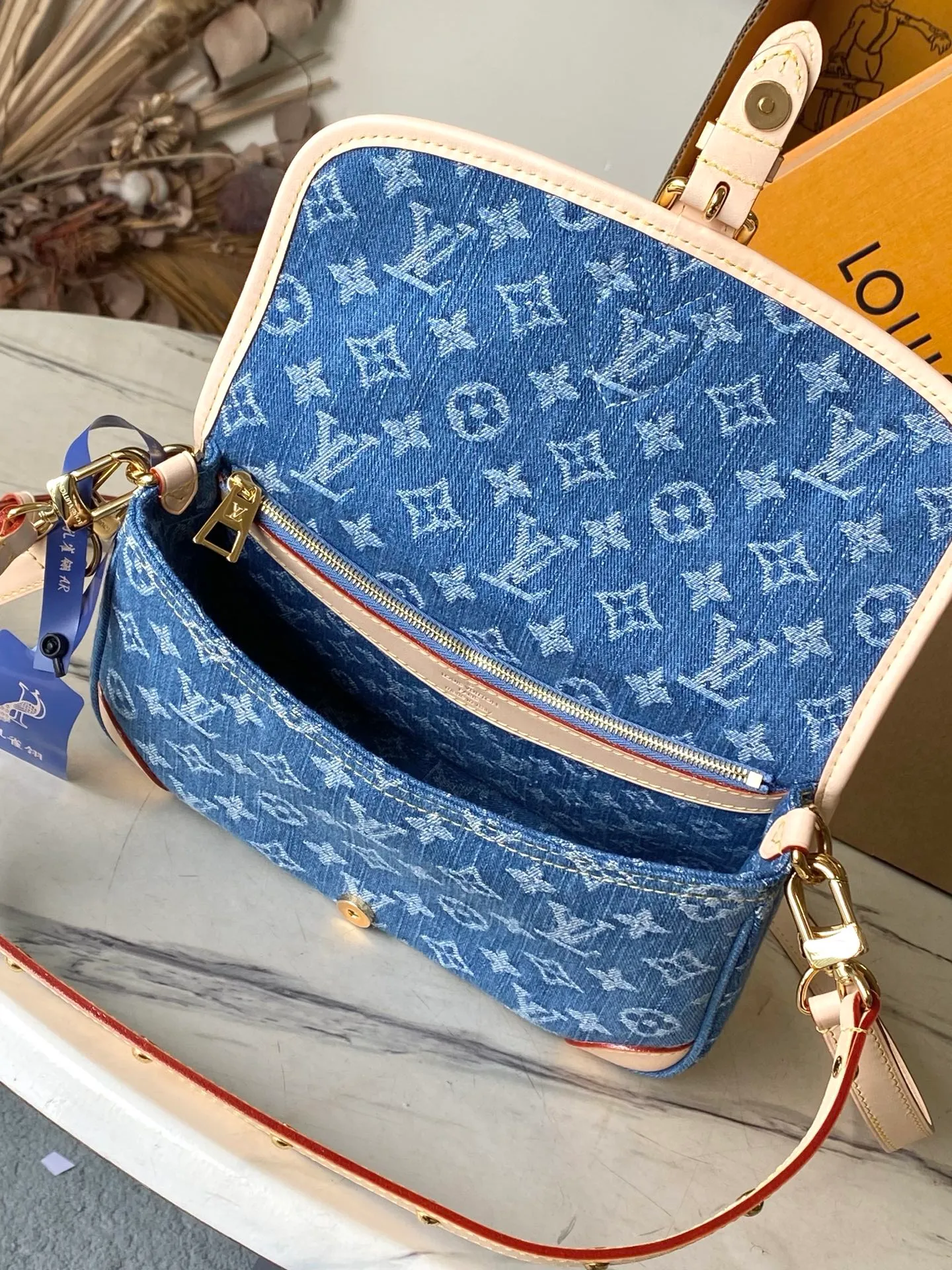 💰1040 Top original order M13070 This Diane handbag is made of classic Monogram denim, decorated with contrasting cow leather trim and dazzling metal parts, using modern touches to interpret the new season interest. The zippered interior pocket keeps valuables secure, and the removable leather shoulder strap allows for a variety of carrying options. Dimensions: 24 × 15 × 9cm