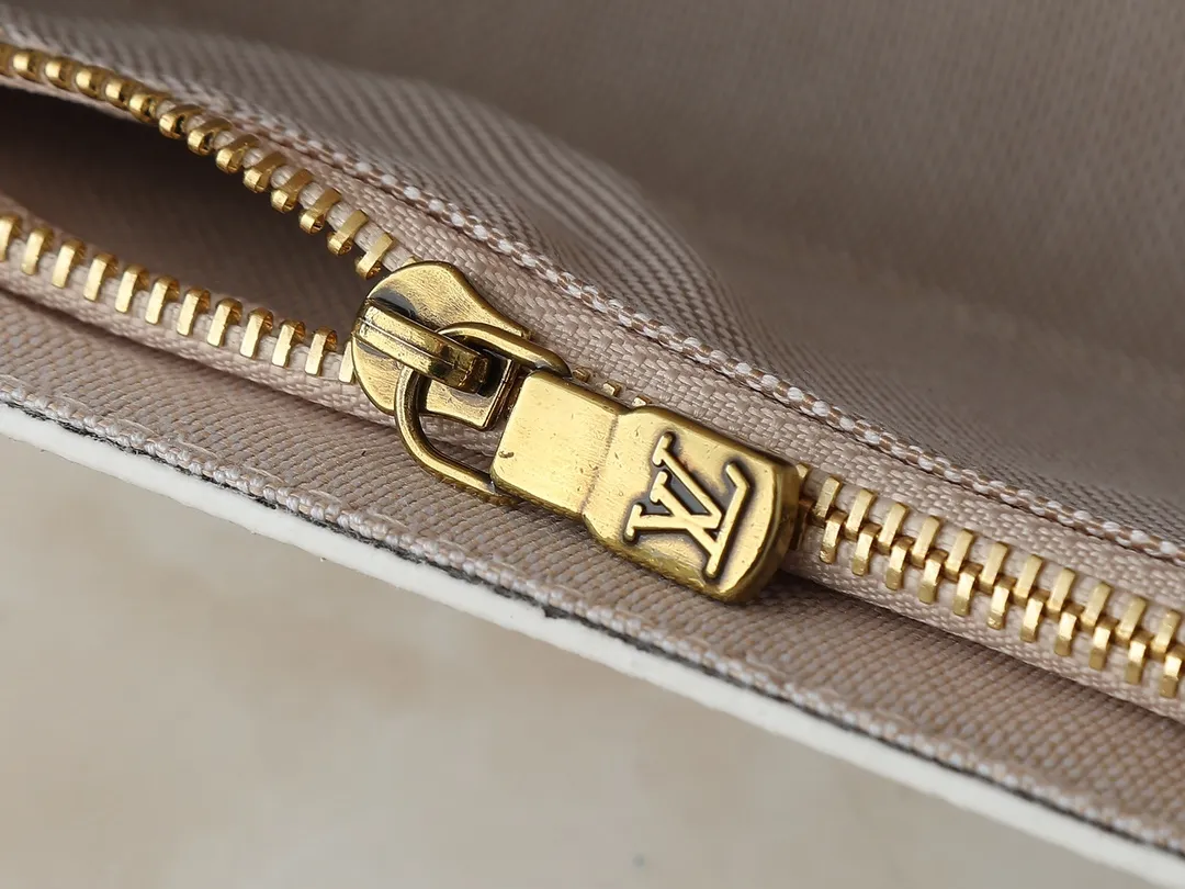 💰240💰Upgraded from the original M81746 M82917 M82916 M82918 M83613 M40674 This Steamer mini handbag is made of bright Taurillon leather and tells the inspiration of the brand's traditional Steamer hard case. A signature pin and chain add a classic touch, while an interior zip pocket and magnetic closure ensure secure storage. Dimensions: 18.0 x 11.0 x 6.5 cm (length x height x width)