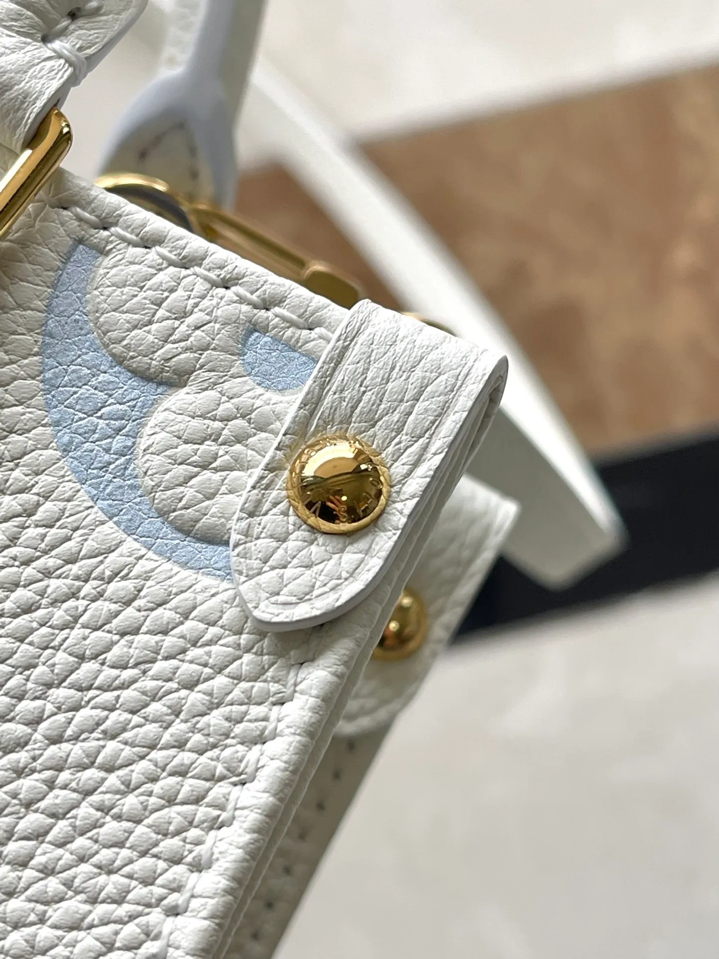 💰1040 (top layer leather) top original order M46833 light blue. Support counter inspection. Photos taken of duty-free goods are consistent with the product without unpacking. This product is an exclusive duty-free product in the market and is the highest-end product. Inspection is supported. This product has passed strict inspection and is flawless. Please wear gloves when touching the product. This product is not returnable or exchangeable. Please confirm the product first and then remove the label on the handle. This product is temporarily not open to the public, only regular customers, and is in short supply. Dimensions: 18 x 15 x 8.5 cm