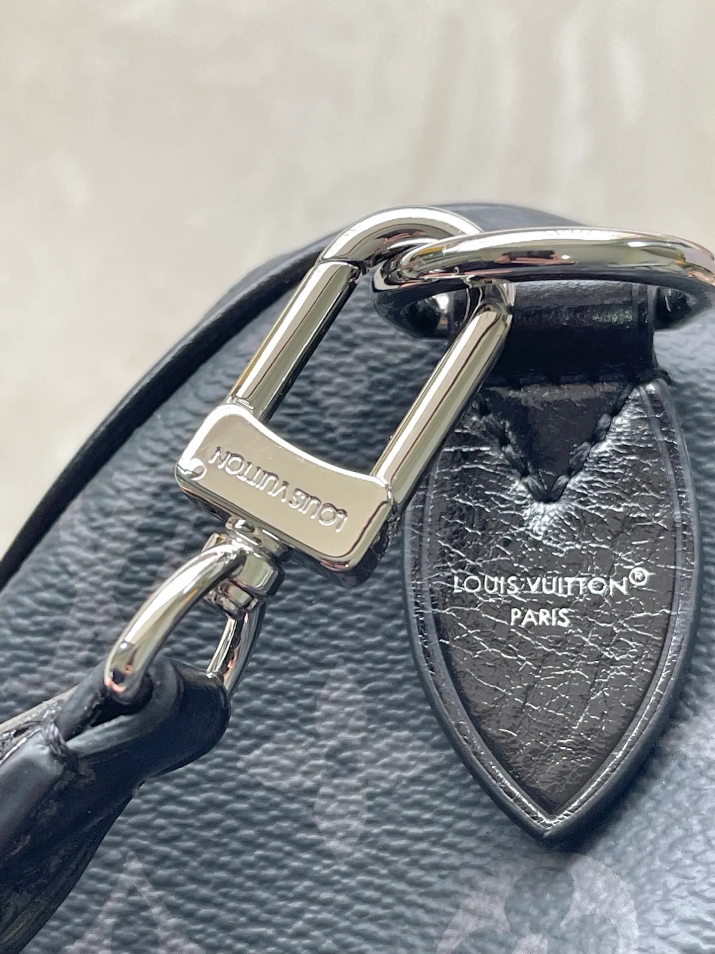 💰1040 Top original order M15102 This Speedy Soft 30 handbag comes from the LVSki series and uses Monogram Eclipse canvas to renew the classic design. Double chains, a pleated leather key fob and a signature padlock add to the luxe details, and it's just the right size to hold a tablet and other everyday essentials. Dimensions: 30 × 21 × 17 cm
