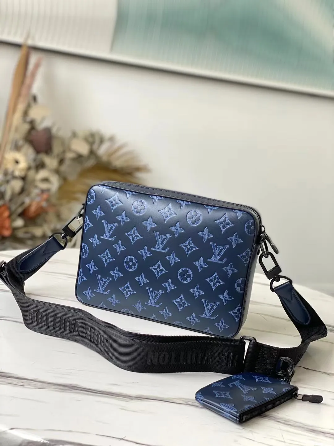 💰1060 (top-grain leather) top-quality original M45730 Duo messenger bag is made of Monogram Shadow leather, and uses Monogram printing to deepen the delicate outline of the same element embossing, providing an elegant choice for leather goods lovers. The shoulder strap comes with a detachable coin purse. Dimensions: 26 x 18.5 x 5 cm
