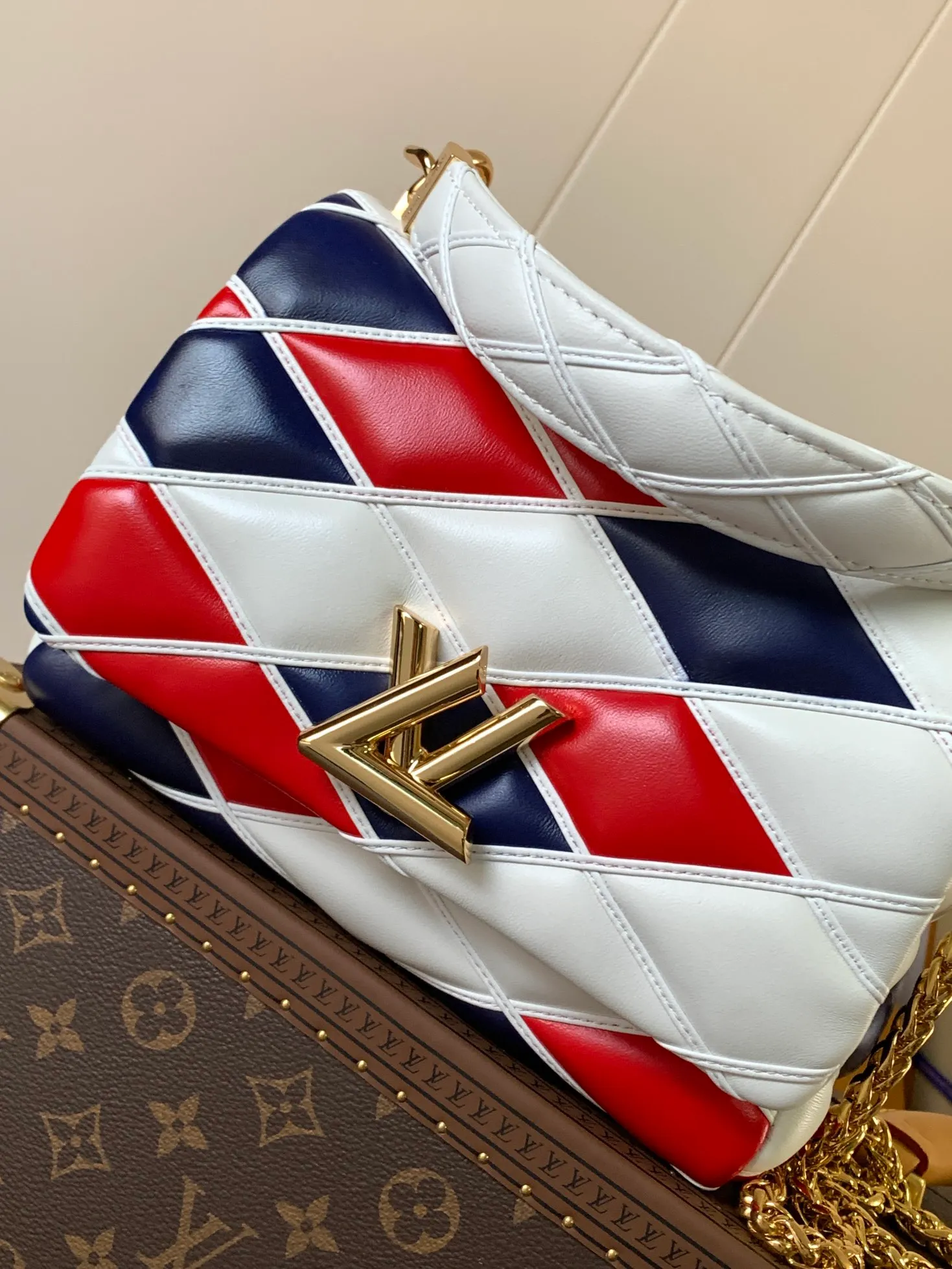 💰1280 (top layer leather) top original order, code changing chip M23045 dark gray M22891 beige M23601 brown M22891 black M12338 vanilla M24465 pink gradient M23682 dark blue M12434 blue gradient M22891 blue and white checkered M22891 red and white checkered M25107 silver M22891 patent leather M22892 black pink gradient M24186 light blue gradient M24465 nude pink gradient M12567 burgundy M11374 black hardware M12332 light coffee color M22890 white leather black stripes M23568 gray pink gradient M25106 Chinese red Top-quality original custom leather ~ colors are being updated continuously! This medium GO-14 bag is crafted from rich sheepskin leather with a quilted pattern that pays homage to the brand's traditional luggage designs. The Twist lock makes a striking statement, and the top handle can be carried by hand alone, or it can be transformed into a leather shoulder pad on the sliding chain strap for comfortable shoulder or cross-body wear. Dimensions: 23 x 16 x 10cm