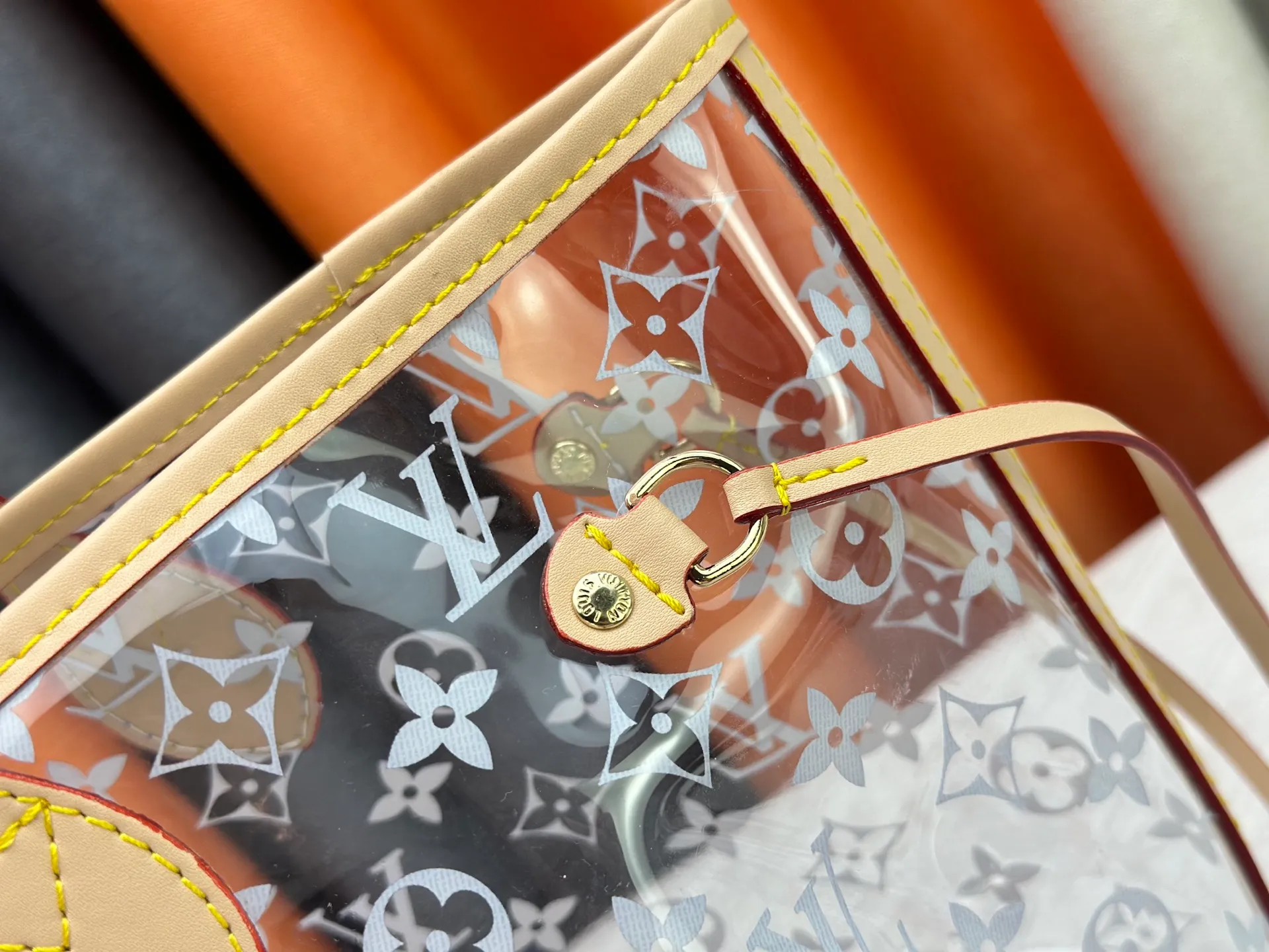 P340 M13263 45686 M40995 M14492 14491 M45685 This Presbyopia Cherry Neverfull medium handbag reinterprets the cheerful elements of the Louis Vuitton Cow leather trim completes the classic style. Dimensions: 31.0 x 28.0 x 14.0 cm (length x height x width)