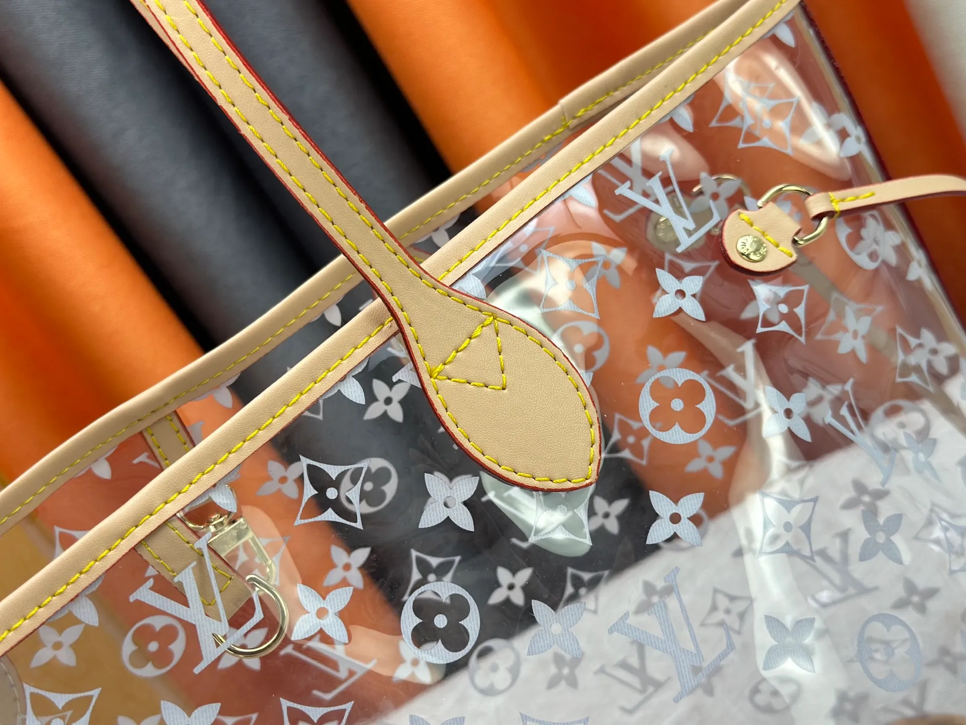 P340 M13263 45686 M40995 M14492 14491 M45685 This Presbyopia Cherry Neverfull medium handbag reinterprets the cheerful elements of the Louis Vuitton Cow leather trim completes the classic style. Dimensions: 31.0 x 28.0 x 14.0 cm (length x height x width)