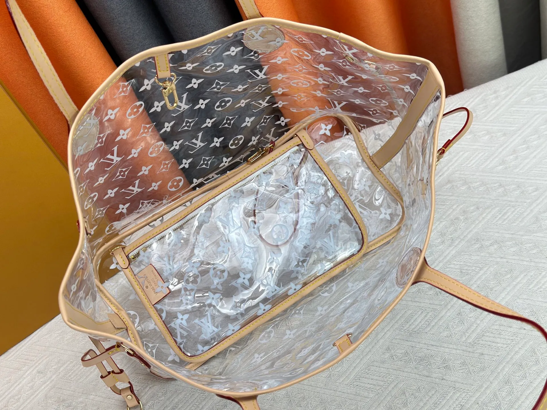 P340 M13263 45686 M40995 M14492 14491 M45685 This Presbyopia Cherry Neverfull medium handbag reinterprets the cheerful elements of the Louis Vuitton Cow leather trim completes the classic style. Dimensions: 31.0 x 28.0 x 14.0 cm (length x height x width)