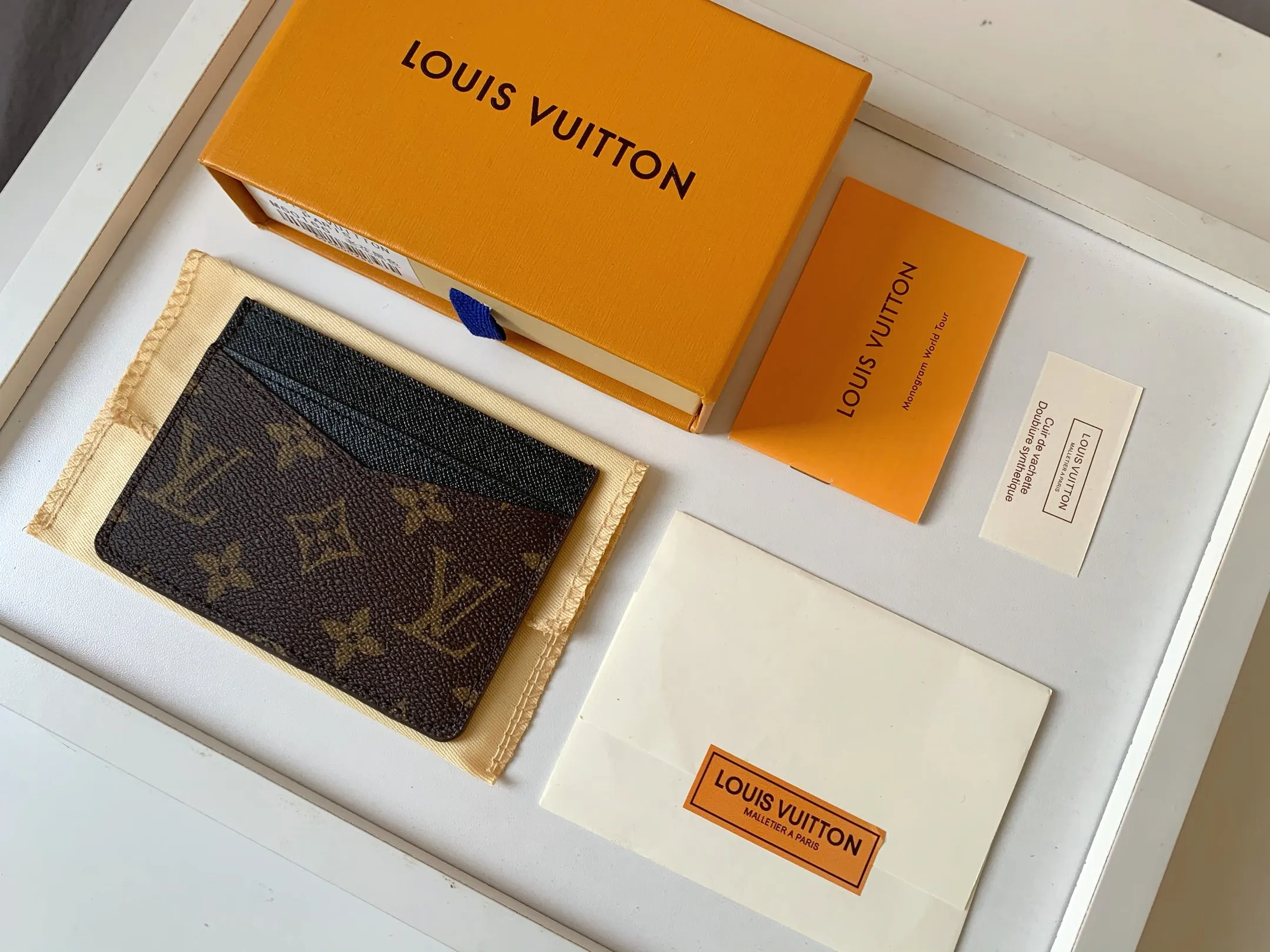 💰80 💎Card Holder Neo Card Holder made of Monogram Macassar canvas is the first choice for carrying important cards. Black leather trim makes the classic Louis Vuitton pattern even more eye-catching. Model: M60166. Size: 7.5*12