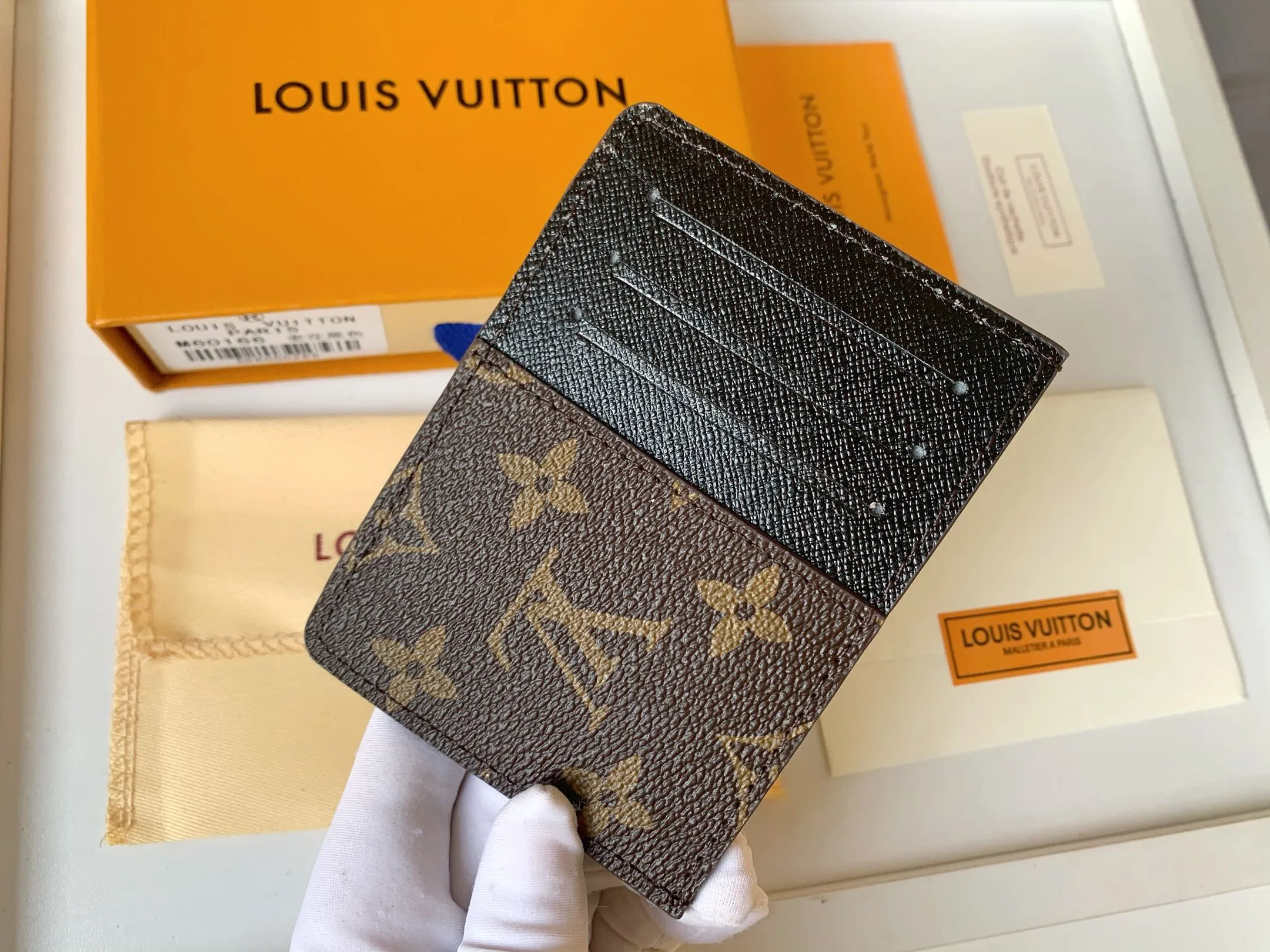 💰80 💎Card Holder Neo Card Holder made of Monogram Macassar canvas is the first choice for carrying important cards. Black leather trim makes the classic Louis Vuitton pattern even more eye-catching. Model: M60166. Size: 7.5*12