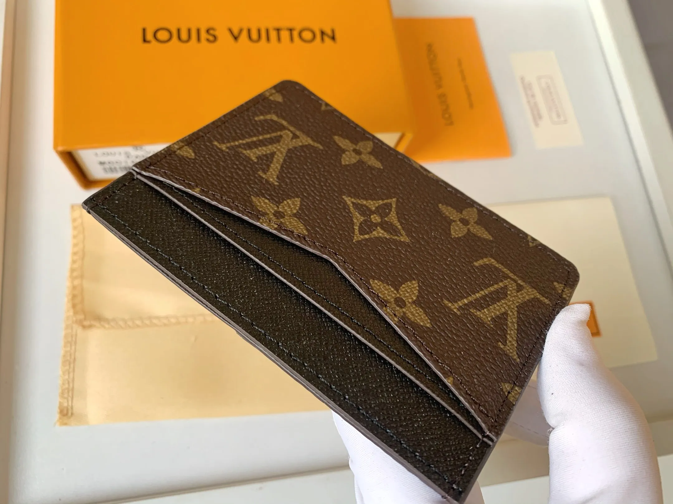 💰80 💎Card Holder Neo Card Holder made of Monogram Macassar canvas is the first choice for carrying important cards. Black leather trim makes the classic Louis Vuitton pattern even more eye-catching. Model: M60166. Size: 7.5*12