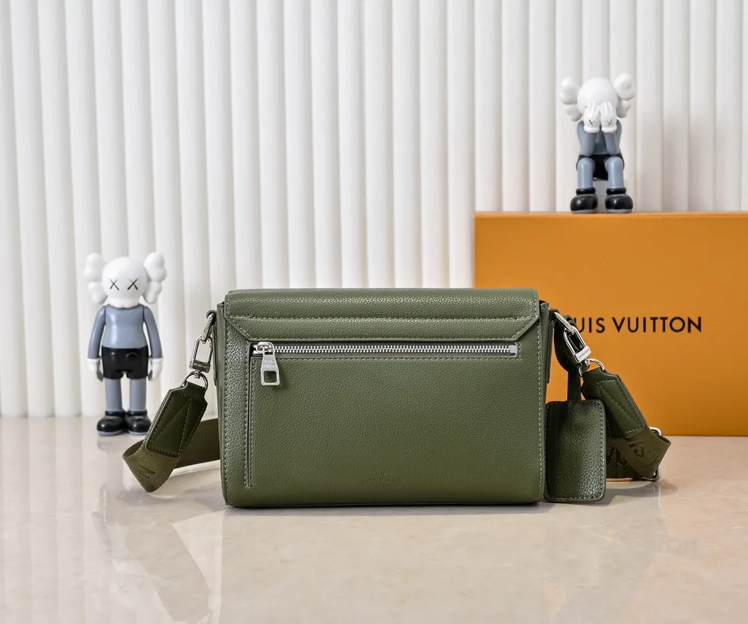 💰260💰Upgraded original [Takeoff small Aer messenger bag] M25125 24769 57080 black military green made of cow leather, with an obtuse flip cover and LV logo continuing the iconic elements of the LV Aerogram Yjm series. The close-fitting construction and wide removable shoulder strap make it a perfect choice for everyday travel.  Dimensions: 22 x 16.5 x 7 cm