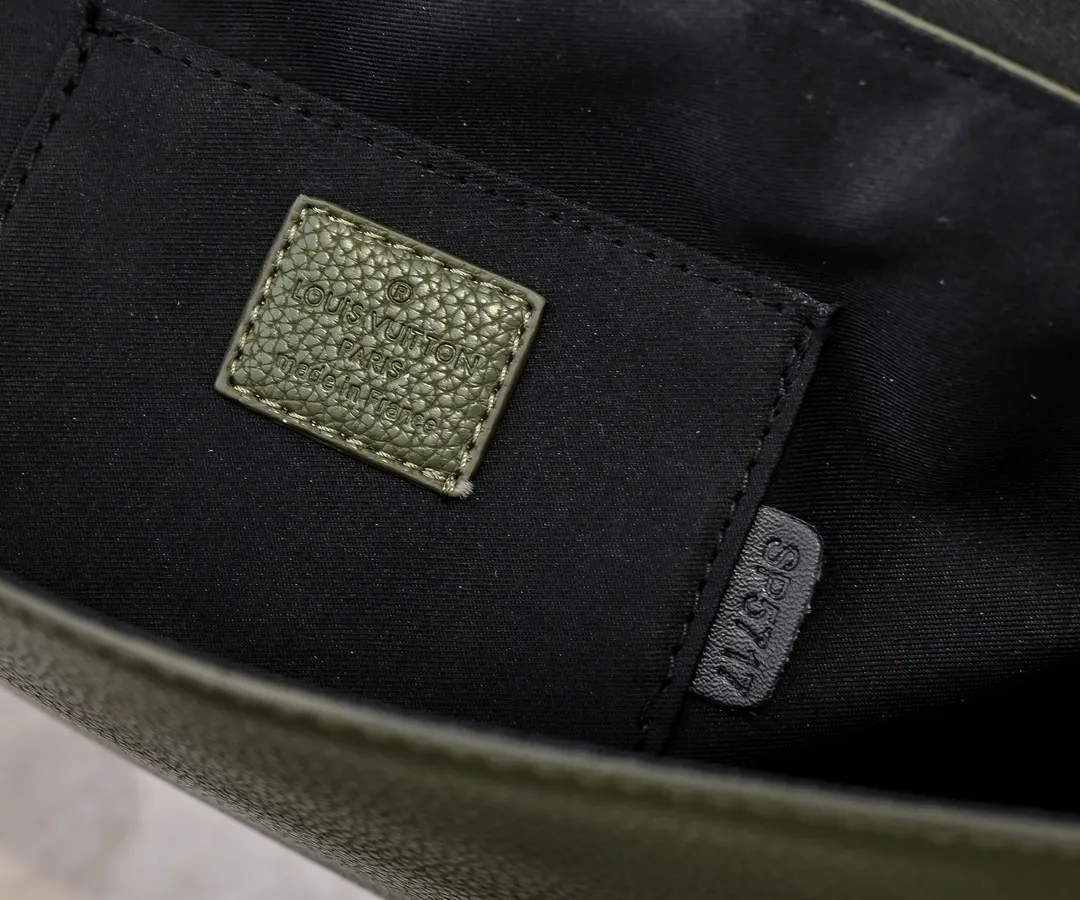 💰260💰Upgraded original [Takeoff small Aer messenger bag] M25125 24769 57080 black military green made of cow leather, with an obtuse flip cover and LV logo continuing the iconic elements of the LV Aerogram Yjm series. The close-fitting construction and wide removable shoulder strap make it a perfect choice for everyday travel.  Dimensions: 22 x 16.5 x 7 cm