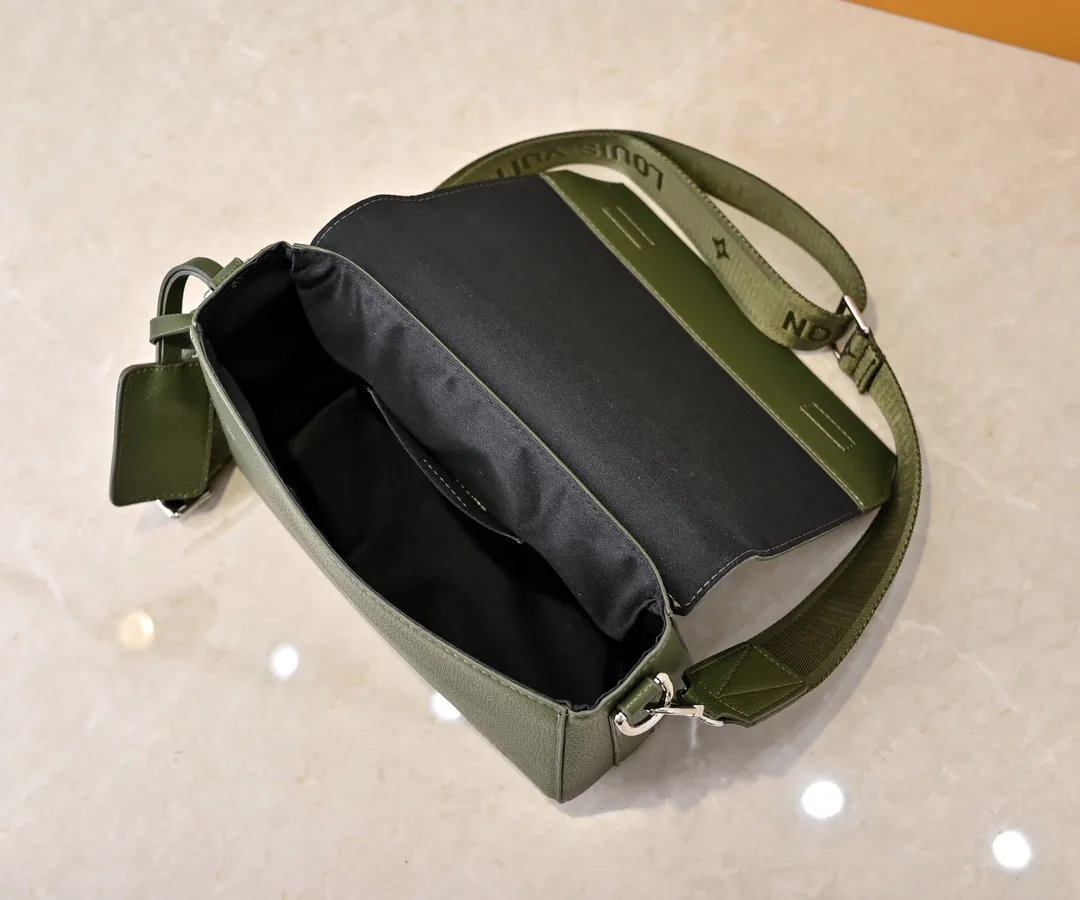 💰260💰Upgraded original [Takeoff small Aer messenger bag] M25125 24769 57080 black military green made of cow leather, with an obtuse flip cover and LV logo continuing the iconic elements of the LV Aerogram Yjm series. The close-fitting construction and wide removable shoulder strap make it a perfect choice for everyday travel.  Dimensions: 22 x 16.5 x 7 cm