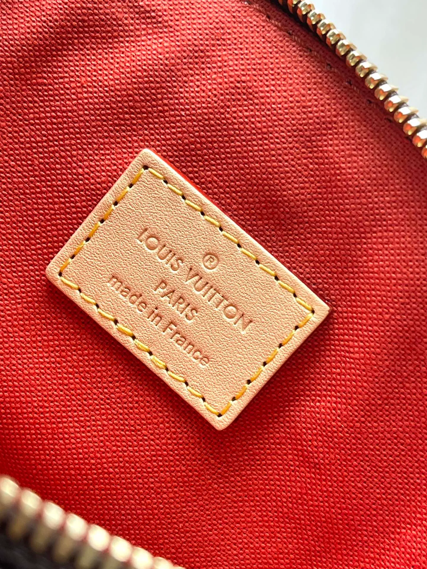 💰900 Top Original M12019 This Lockit BB handbag draws inspiration from the Knick-Knack handbag in the 1960s and can be flexibly switched between multiple carrying methods. Monogram coated canvas with a curved upper edge and rounded edges reflects the classic elements of the original design. The padlock opening and closing once again pays tribute to the brand's long heritage. Dimensions: 15 × 19 × 7 cm