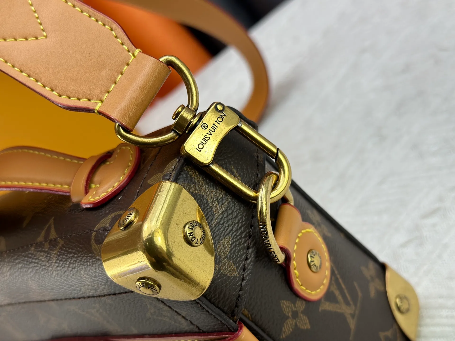 P320 Upgraded Original M13871 Embossed Black M11743 Black Flower M11516 Black M11535 Presbyopic M12686 This Soul Trunk handbag is crafted by Pharrell Williams and is made of flexible LV Colorado cow leather with a grained texture. The Tumbler's magnetic clasp, rivets and top handles harken back to classic hard case elements, while a removable and adjustable shoulder strap completes the sophisticated details. Size: 19x15x7cm