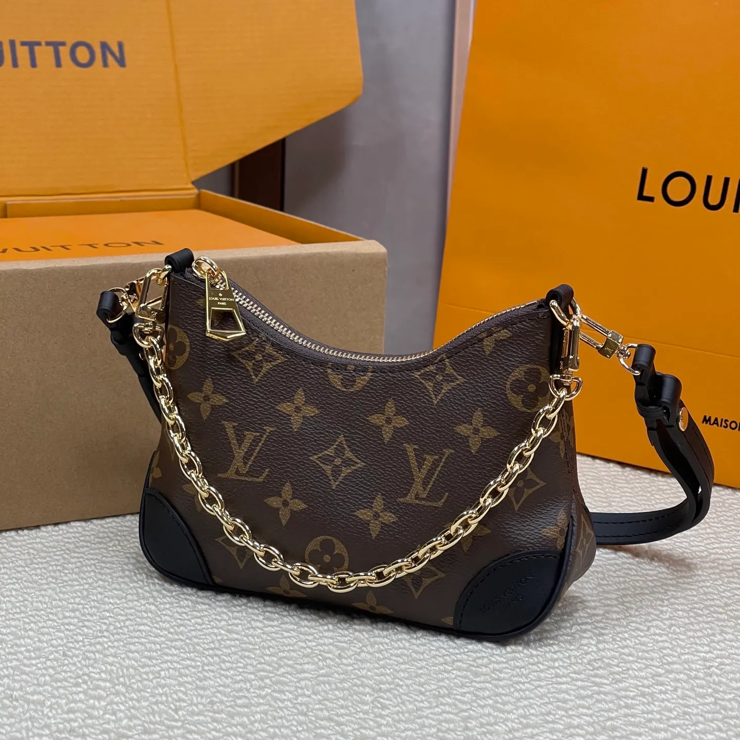 [Upgraded version] P480💰Upgraded version ·High quality·Steel version·With complete packaging💖New horns·BBM45800❣️Boulogne handbag is made of classic Monogram canvas, equipped with double zippers and a spacious inner patch pocket that can accommodate iPhone 12 Pro mobile phone. The shoulder strap allows for long or short shoulder and cross-body wear options, and can be removed to transform into a small chain bag or clutch. 19*14*7.5