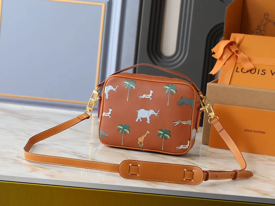 💰260💰Upgraded from the original M13987 M14016 M14988 M26068 M15296 M14682 M14025 This Nil handbag shines with the elegant luster of cow leather, and uses beaded rivets to fix the Louis Vuitton Paris patch on the front. The side lock buckle highlights the urban style, and the main compartment zipper pull is embellished with LV lettering. Dimensions: 25.0 x 17.5 x 11.0 cm (length x height x width)