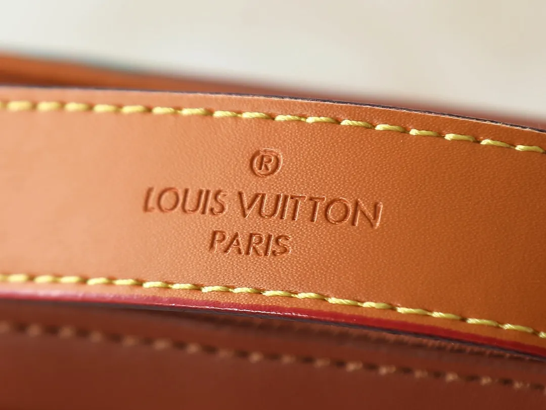 💰260💰Upgraded from the original M13987 M14016 M14988 M26068 M15296 M14682 M14025 This Nil handbag shines with the elegant luster of cow leather, and uses beaded rivets to fix the Louis Vuitton Paris patch on the front. The side lock buckle highlights the urban style, and the main compartment zipper pull is embellished with LV lettering. Dimensions: 25.0 x 17.5 x 11.0 cm (length x height x width)
