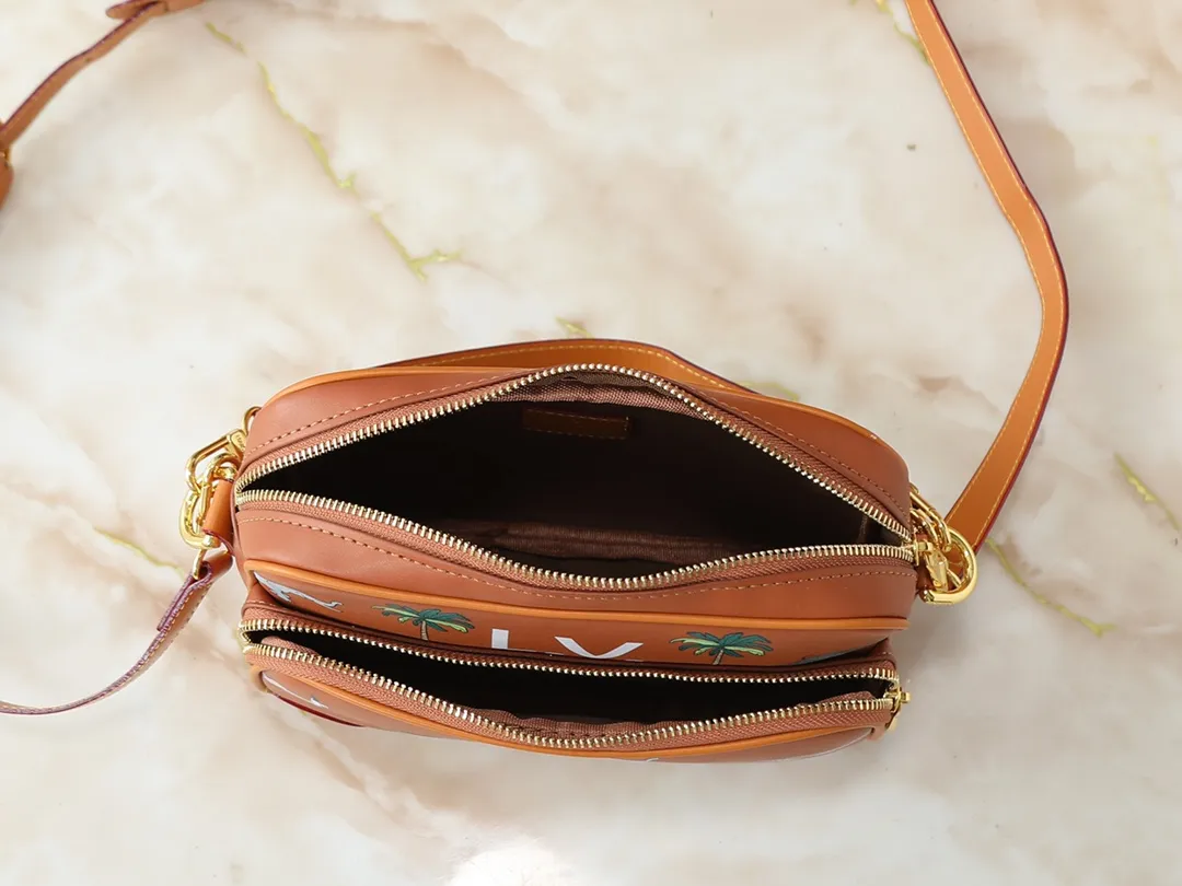 💰260💰Upgraded from the original M13987 M14016 M14988 M26068 M15296 M14682 M14025 This Nil handbag shines with the elegant luster of cow leather, and uses beaded rivets to fix the Louis Vuitton Paris patch on the front. The side lock buckle highlights the urban style, and the main compartment zipper pull is embellished with LV lettering. Dimensions: 25.0 x 17.5 x 11.0 cm (length x height x width)