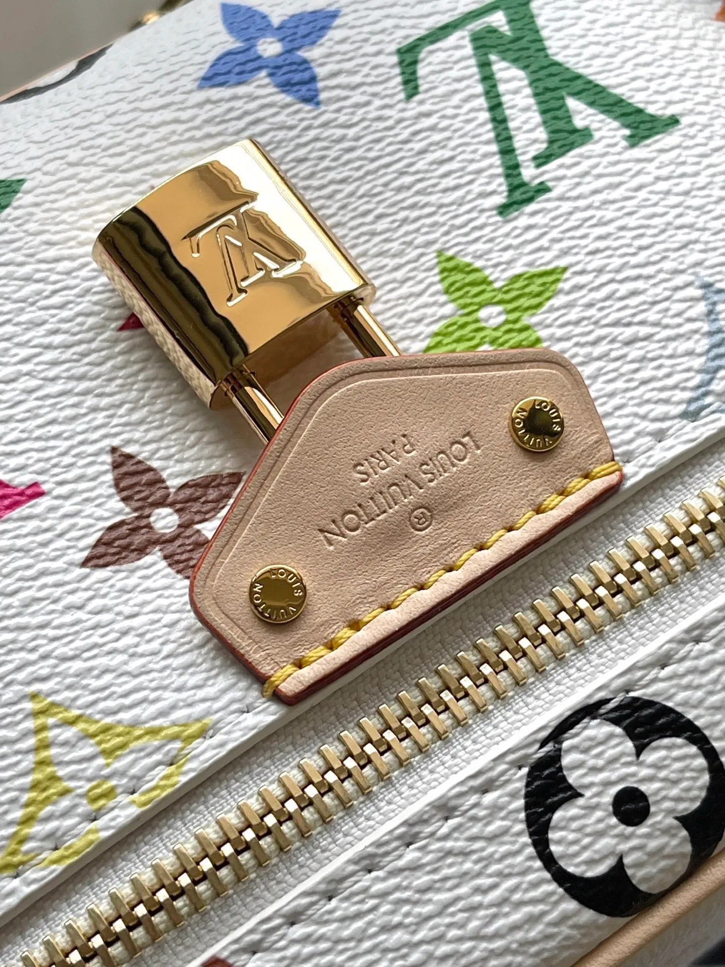 💰960 Top original order M13662 This Vanity Pouch handbag is from the Louis Vuitton x Murakami reissue series, reinterpreting the brand's classic Monogram pattern with the artist's bright colors. The coated canvas is trimmed with cow leather, and the zipper closure, detachable chain and LV-engraved padlock add a metallic sheen. Dimensions: 19 × 11.5 × 6.5 cm