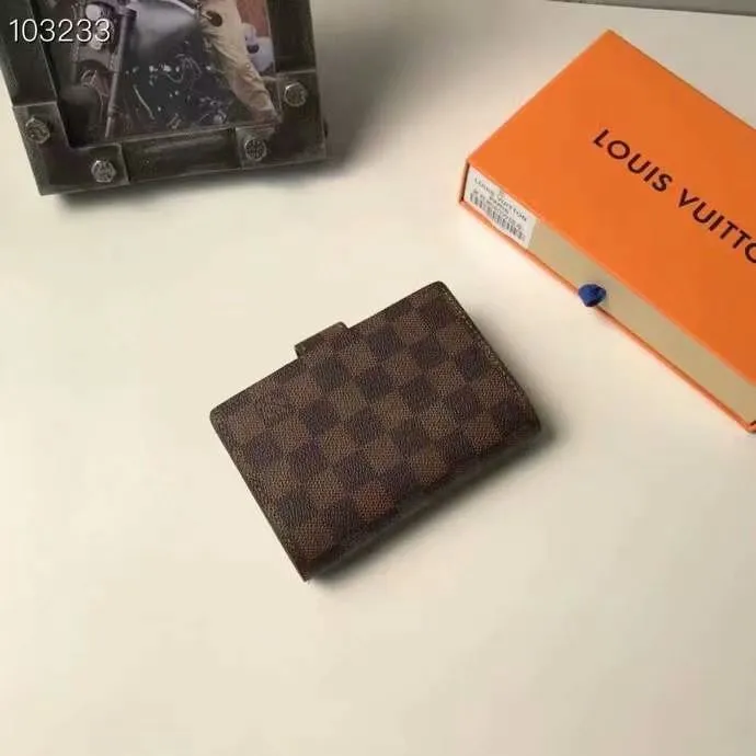P140 Hot item shipped, model number M20005. This small notepad cover is made of Monogram canvas. It can hold three credit cards and can also be used as an address book, notebook or calendar. 10/12 cm (Length x Height) - Epi leather embossed with delicate LV initials and lined with interwoven textured leather - Button closure - Six-ring binder with three rings in sets, six credit card slots and two internal compartments - Notepad insert available separately