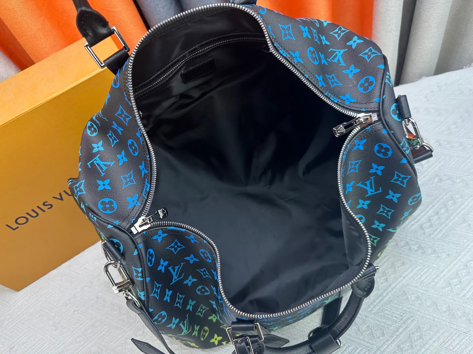 P420 new arrival M13745 41416 13915 Gradient three-color series LV2025 spring and summer and Takashi Murakami joint model Fashion is a cycle to celebrate the 20th anniversary of the joint name Size: 50.0X29.0X23.0cm