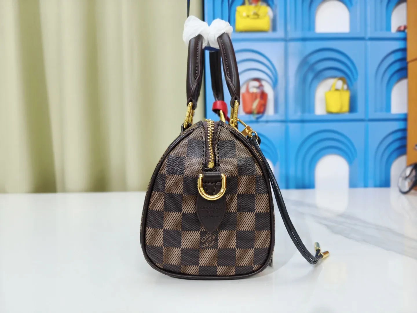 P250💰 M46222.M46234.M45957.M45948 Presbyopia This Speedy Bandoulière 20 handbag is made of Monogram canvas, cow leather trim and fabric lining. It continues the classic design of Louis Vuitton Speedy travel bag in a compact size. It is equipped with rolled leather handles and a detachable and adjustable fabric shoulder strap embellished with the brand's logo texture. Detailed features 20.5 x 13.5 x 12 cm (length x height x width)