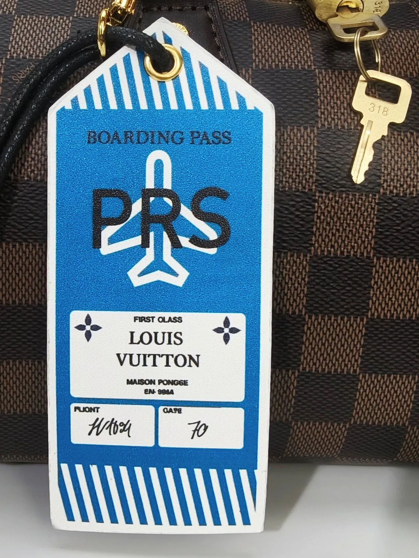 P250💰 M46222.M46234.M45957.M45948 Presbyopia This Speedy Bandoulière 20 handbag is made of Monogram canvas, cow leather trim and fabric lining. It continues the classic design of Louis Vuitton Speedy travel bag in a compact size. It is equipped with rolled leather handles and a detachable and adjustable fabric shoulder strap embellished with the brand's logo texture. Detailed features 20.5 x 13.5 x 12 cm (length x height x width)