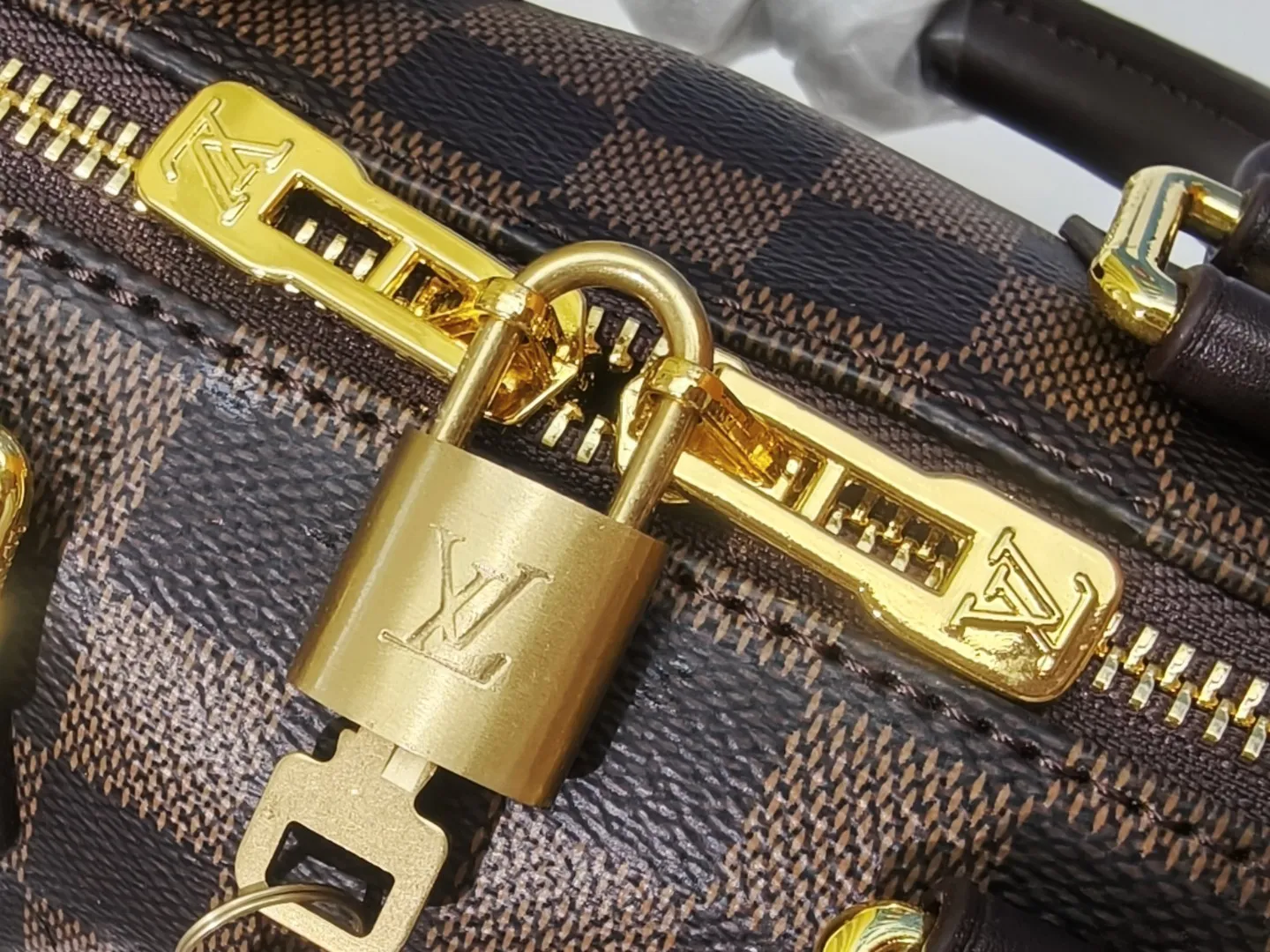 P250💰 M46222.M46234.M45957.M45948 Presbyopia This Speedy Bandoulière 20 handbag is made of Monogram canvas, cow leather trim and fabric lining. It continues the classic design of Louis Vuitton Speedy travel bag in a compact size. It is equipped with rolled leather handles and a detachable and adjustable fabric shoulder strap embellished with the brand's logo texture. Detailed features 20.5 x 13.5 x 12 cm (length x height x width)