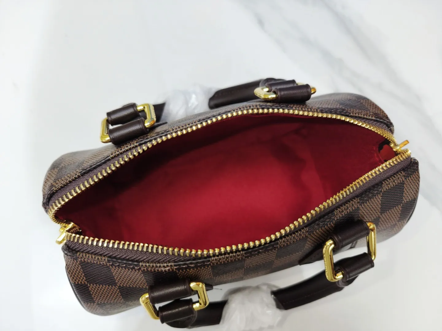 P250💰 M46222.M46234.M45957.M45948 Presbyopia This Speedy Bandoulière 20 handbag is made of Monogram canvas, cow leather trim and fabric lining. It continues the classic design of Louis Vuitton Speedy travel bag in a compact size. It is equipped with rolled leather handles and a detachable and adjustable fabric shoulder strap embellished with the brand's logo texture. Detailed features 20.5 x 13.5 x 12 cm (length x height x width)