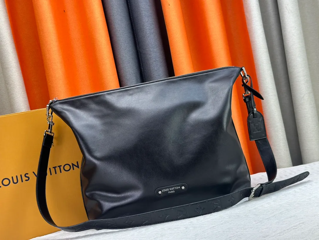 P280 LV METIS handbag M14018 M13986 Smart, intelligent and meticulously crafted, Métis made of Monogram canvas fulfills its promise with its own attitude. With its emphasis on lines and silhouettes, the Métis handbag combines the versatility required of a modern handbag with the elegance and charm of Louis Vuitton's heritage. Two detachable shoulder straps, can be used to carry, carry or carry on the shoulder. Size 48x36x12cm,