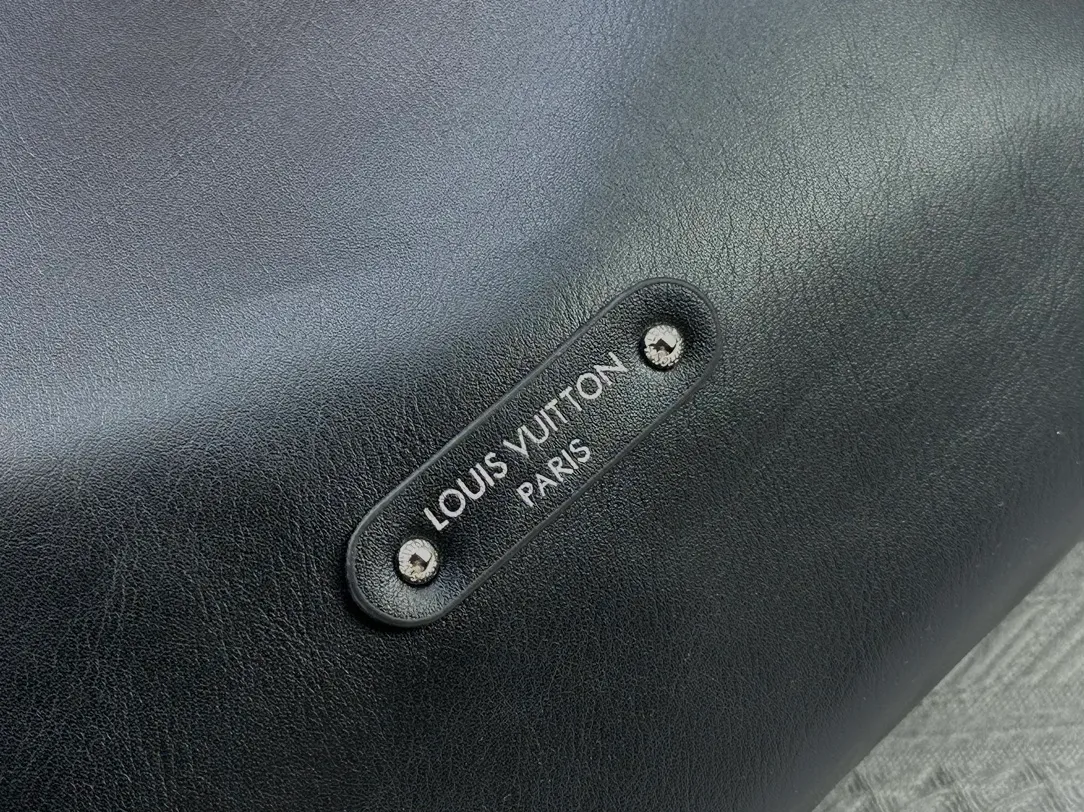 P280 LV METIS handbag M14018 M13986 Smart, intelligent and meticulously crafted, Métis made of Monogram canvas fulfills its promise with its own attitude. With its emphasis on lines and silhouettes, the Métis handbag combines the versatility required of a modern handbag with the elegance and charm of Louis Vuitton's heritage. Two detachable shoulder straps, can be used to carry, carry or carry on the shoulder. Size 48x36x12cm,