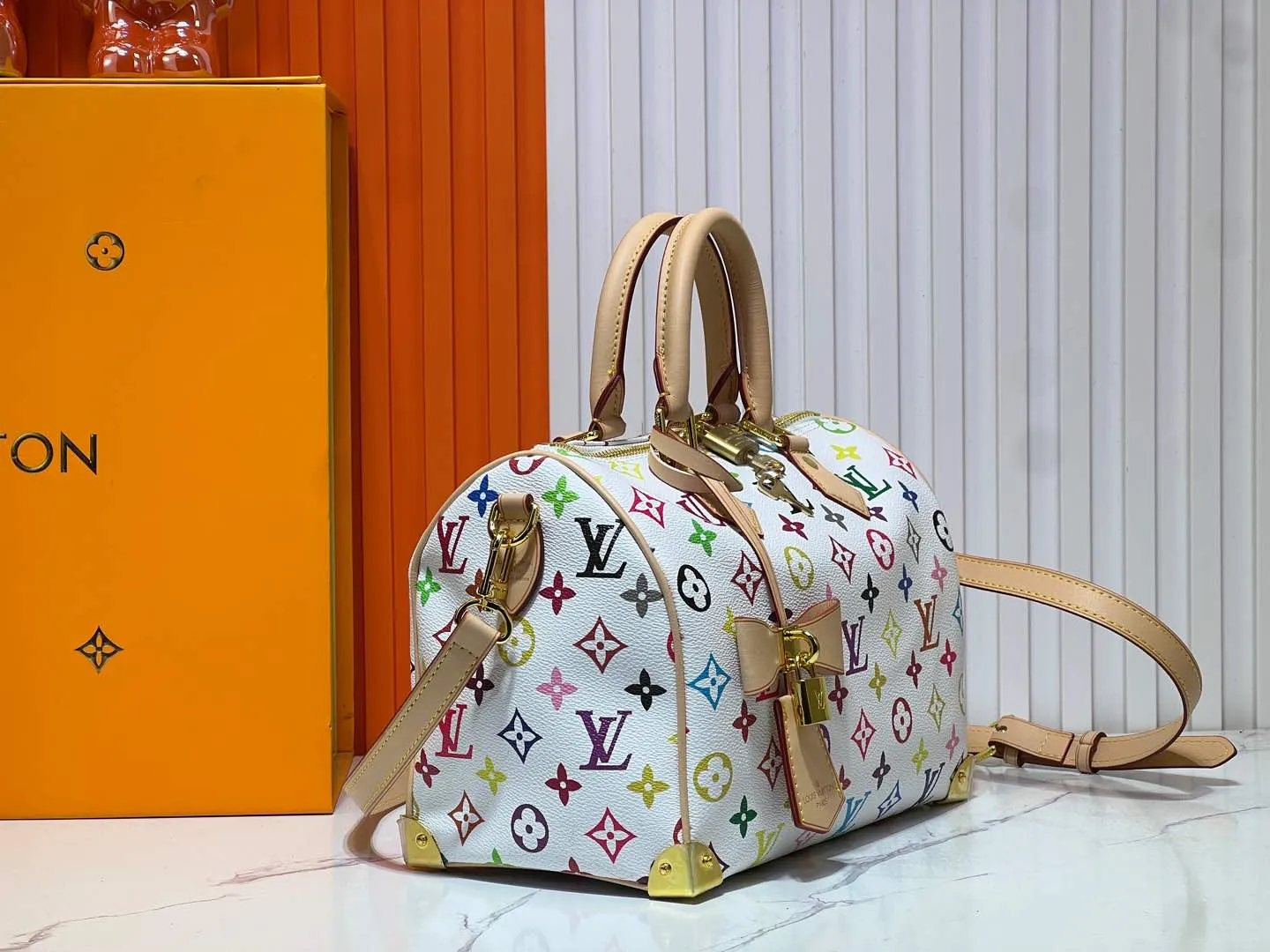 Batch 280💰Upgraded original M13805 M13257 M40390 lv Murakami Takashi co-branded NANOSPEEDY handbag This Nano Speedy handbag combines Monogram canvas and cow leather trim printing, with 33 colorful colors to interpret white tricolor and black tricolor. It has been launched in twelve sections and is very popular around the world and is loved by celebrities and celebrities. 25.0 x 19.0 x 15.0 cm