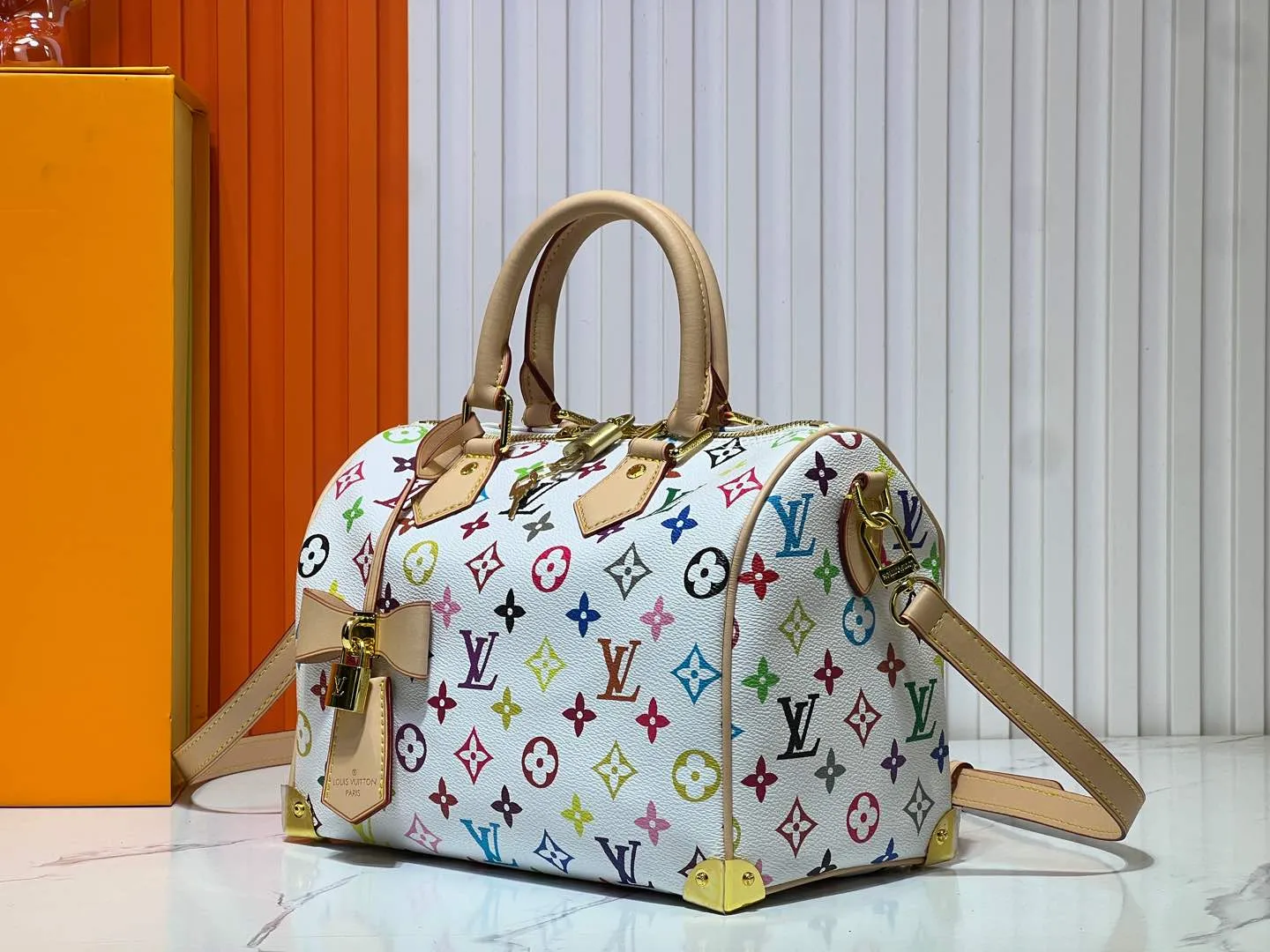 Batch 280💰Upgraded original M13805 M13257 M40390 lv Murakami Takashi co-branded NANOSPEEDY handbag This Nano Speedy handbag combines Monogram canvas and cow leather trim printing, with 33 colorful colors to interpret white tricolor and black tricolor. It has been launched in twelve sections and is very popular around the world and is loved by celebrities and celebrities. 25.0 x 19.0 x 15.0 cm