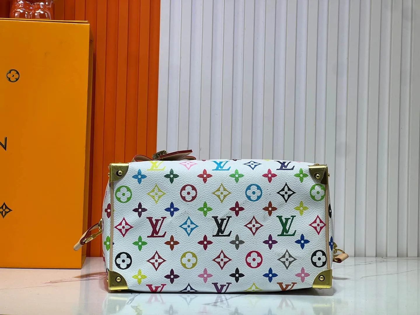 Batch 280💰Upgraded original M13805 M13257 M40390 lv Murakami Takashi co-branded NANOSPEEDY handbag This Nano Speedy handbag combines Monogram canvas and cow leather trim printing, with 33 colorful colors to interpret white tricolor and black tricolor. It has been launched in twelve sections and is very popular around the world and is loved by celebrities and celebrities. 25.0 x 19.0 x 15.0 cm