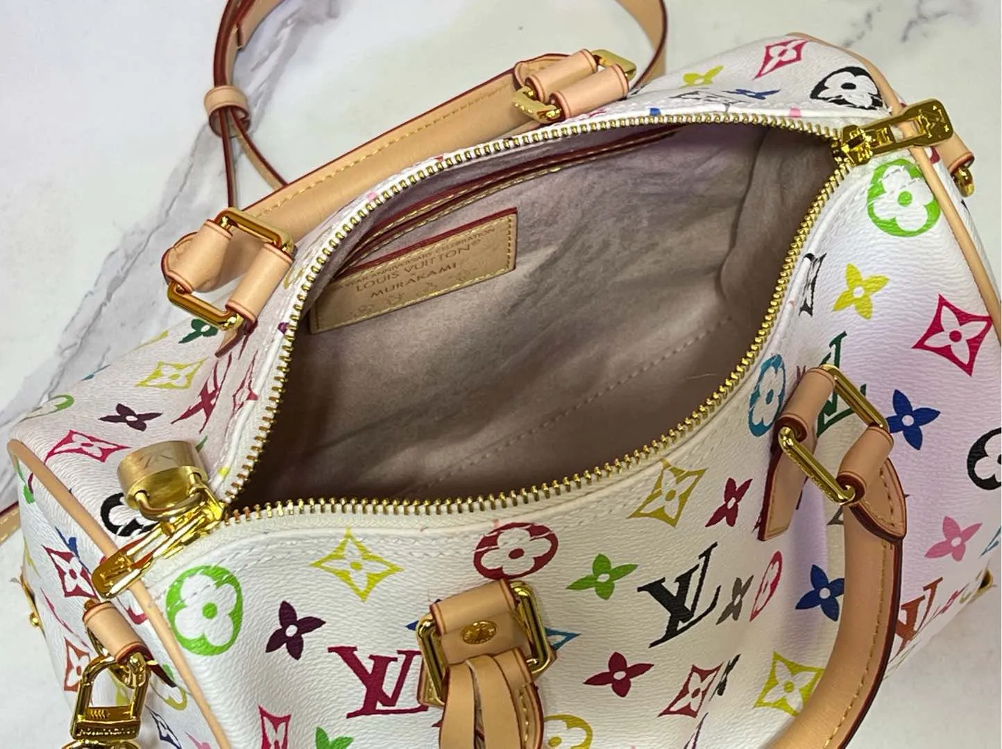 Batch 280💰Upgraded original M13805 M13257 M40390 lv Murakami Takashi co-branded NANOSPEEDY handbag This Nano Speedy handbag combines Monogram canvas and cow leather trim printing, with 33 colorful colors to interpret white tricolor and black tricolor. It has been launched in twelve sections and is very popular around the world and is loved by celebrities and celebrities. 25.0 x 19.0 x 15.0 cm
