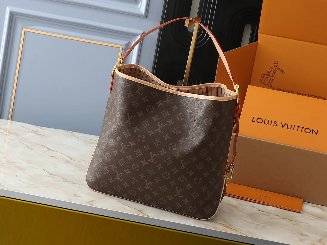💰260💰Upgraded from the original M50156 Delightful second-hand version shopping bag! When you spend your workday in the city and your weekend at the beach, you don’t need to change your bag, because this fashionable, summery damier azur canvas calvi bag can be used for both work and beach vacations. This roomy tote features a large opening for easy access, convenient compartments and pockets to keep everything organized, and a vibrant garnet fabric lining adds a splash of color for a sunny summer mood. size: 41.0×33.0×15.0 cm.