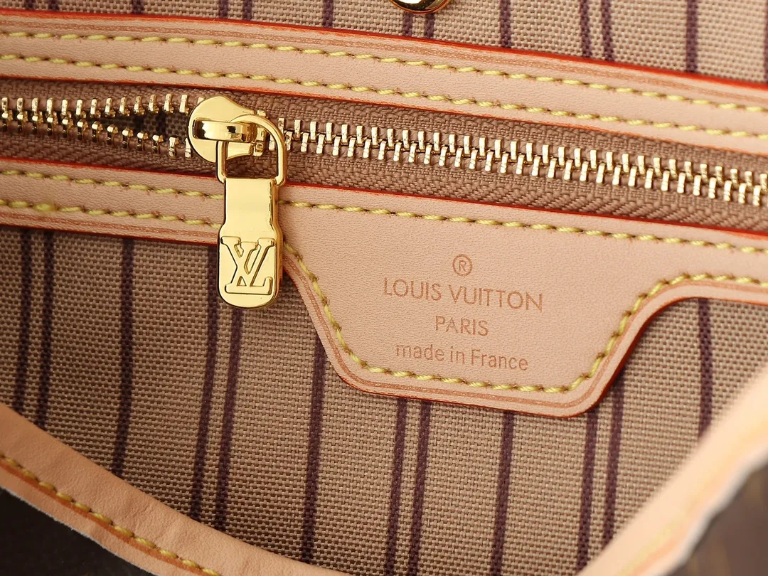 💰260💰Upgraded from the original M50156 Delightful second-hand version shopping bag! When you spend your workday in the city and your weekend at the beach, you don’t need to change your bag, because this fashionable, summery damier azur canvas calvi bag can be used for both work and beach vacations. This roomy tote features a large opening for easy access, convenient compartments and pockets to keep everything organized, and a vibrant garnet fabric lining adds a splash of color for a sunny summer mood. size: 41.0×33.0×15.0 cm.