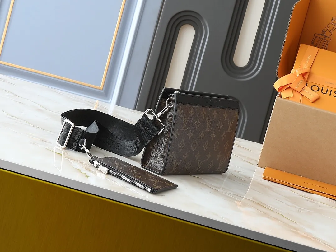 💰160💰Upgraded original M81124 black flower presbyopic M81115 embossed Alpha Wearable wallet combines Monogram Eclipse canvas and leather trim, can accommodate mobile phones and small wallets. The wide-mouth design and side bellows structure make it easy to take in and out, and the adjustable shoulder strap allows for a variety of carrying methods. Detailed features18.5 x 11 x 6.5cm