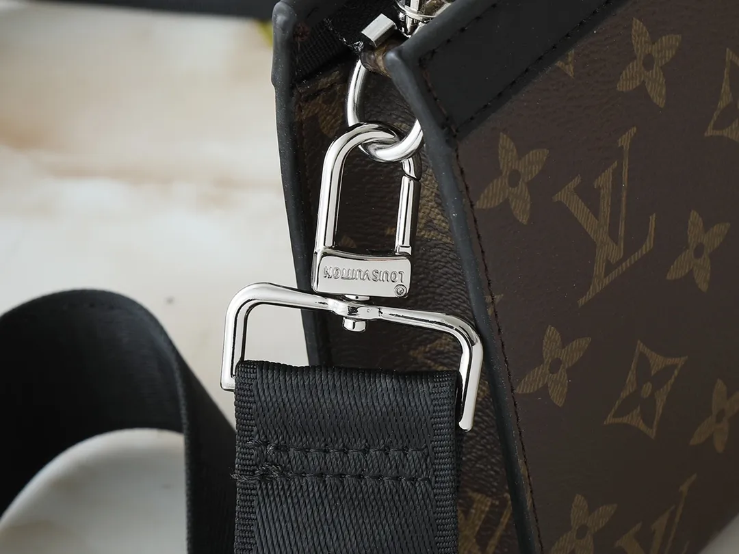 💰160💰Upgraded original M81124 black flower presbyopic M81115 embossed Alpha Wearable wallet combines Monogram Eclipse canvas and leather trim, can accommodate mobile phones and small wallets. The wide-mouth design and side bellows structure make it easy to take in and out, and the adjustable shoulder strap allows for a variety of carrying methods. Detailed features18.5 x 11 x 6.5cm