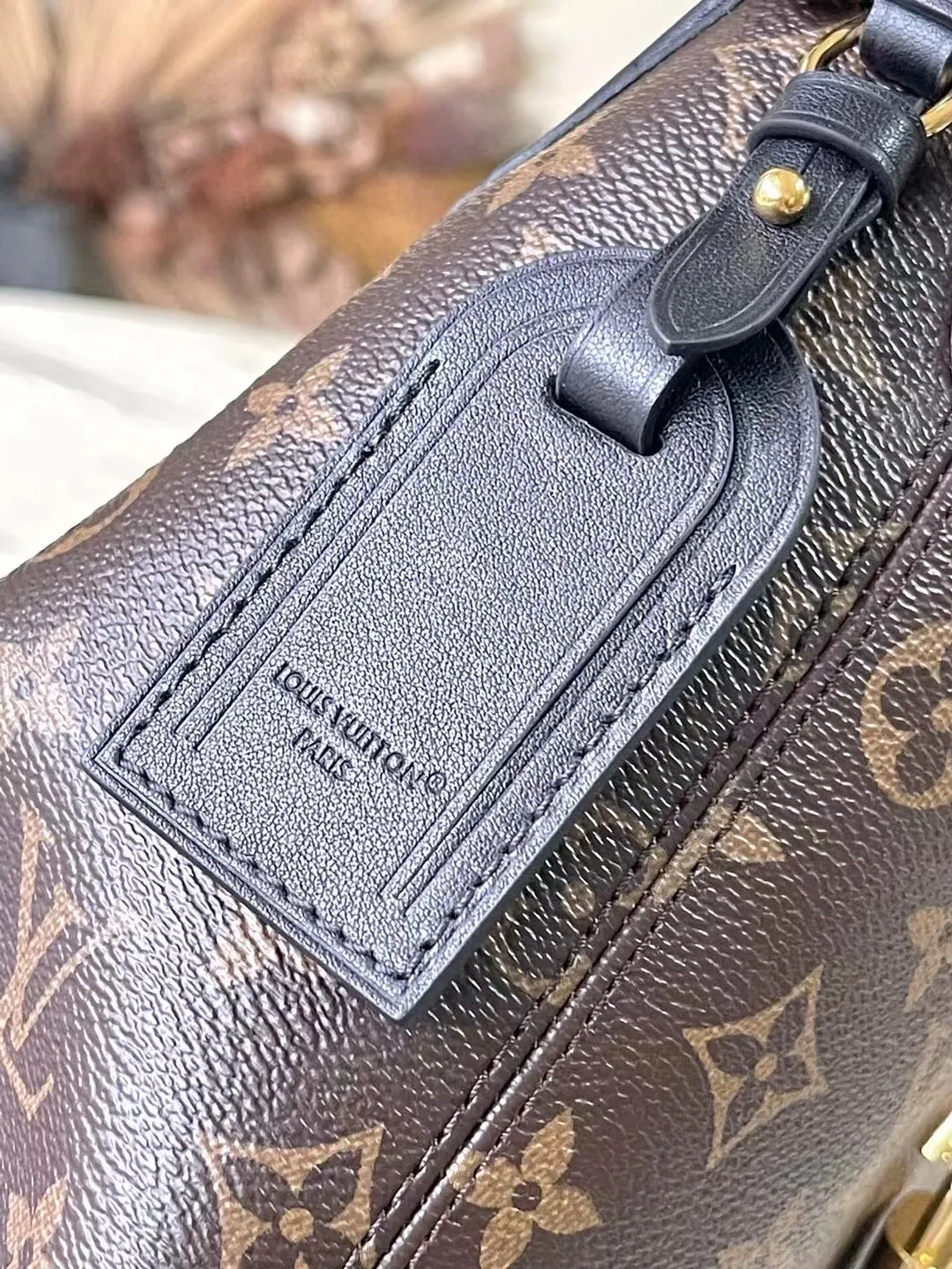 💰880 Top Original Order M12940 This small TheDrop handbag draws inspiration from the Flower Hobo handbag that came out in 2018. It is cut from classic Monogram canvas to create an elegant configuration that combines trendy style with practical functions. A signature padlock adorns the nameplate and is a sophisticated detail along with rich leather trim. It can easily store daily needs and fit in with the rhythm of urban life. Dimensions: 15 × 12 × 28 cm