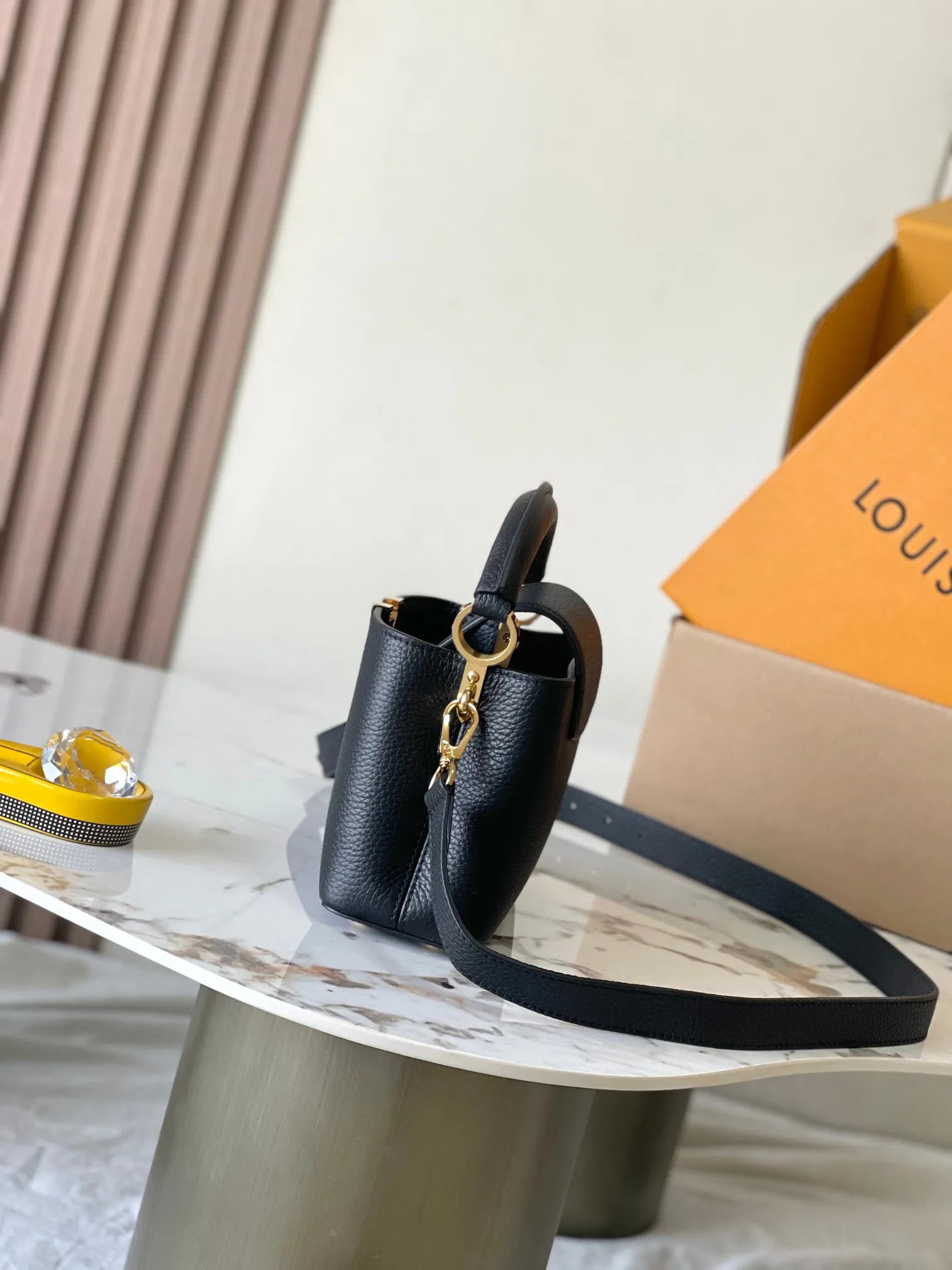 p3400 [Special grade MB chip version original leather] Capucines mini black gold Model: M24729 black dynamic chip version Material: A-grade all-steel hardware, imported original fabric Packaging: full set of original duty-free MB packaging Size: 21*14*8CM